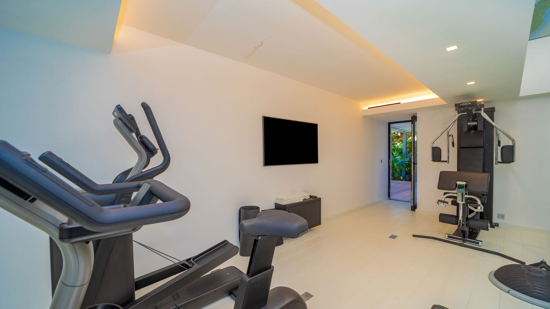 FITNESS ROOM