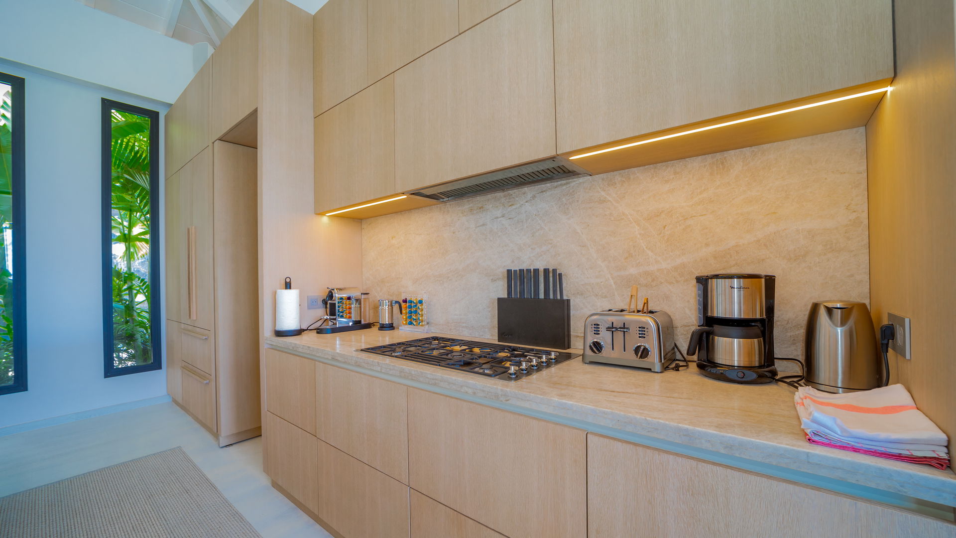 KITCHEN & DINING AREA