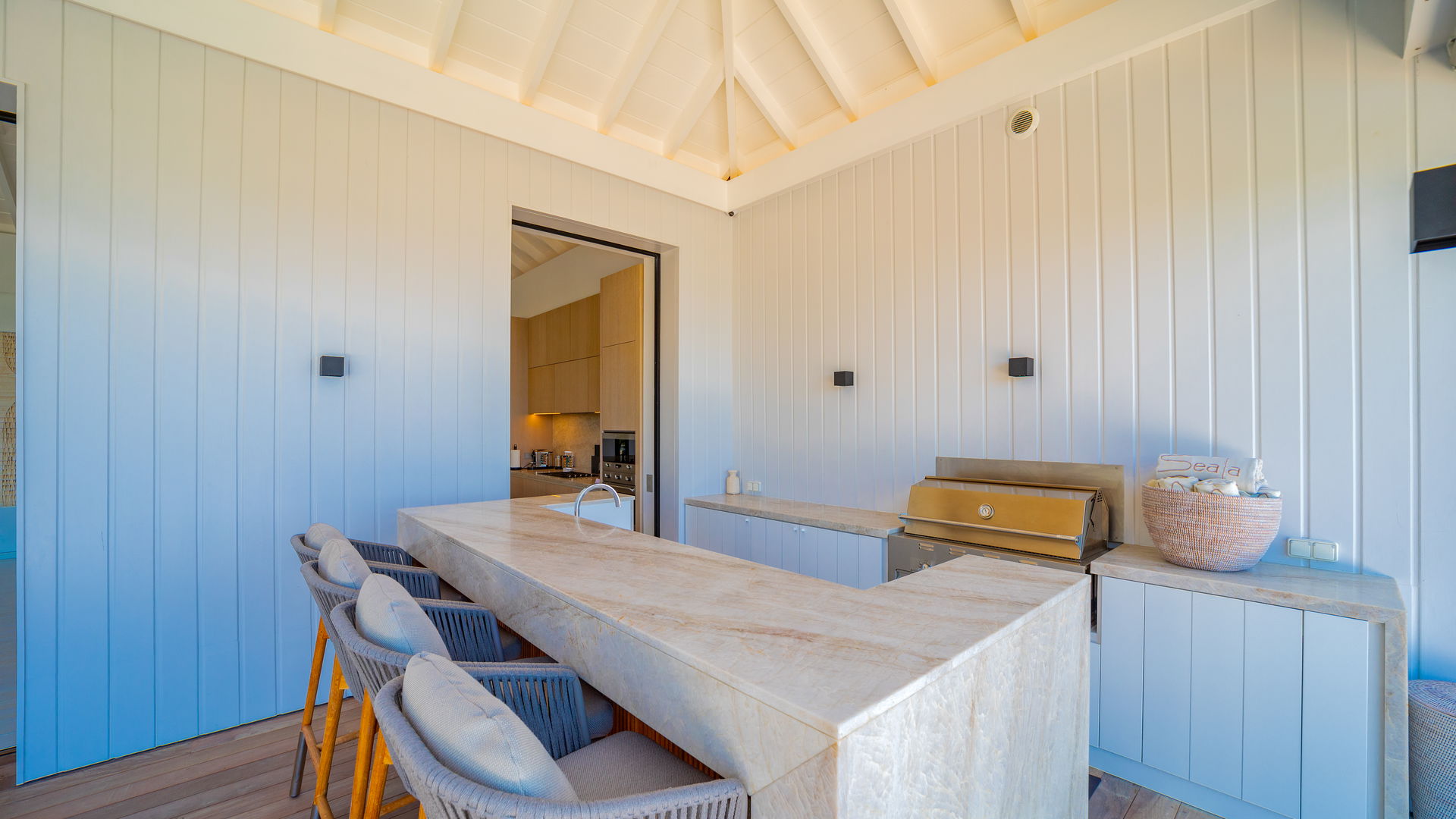 KITCHEN & DINING AREA