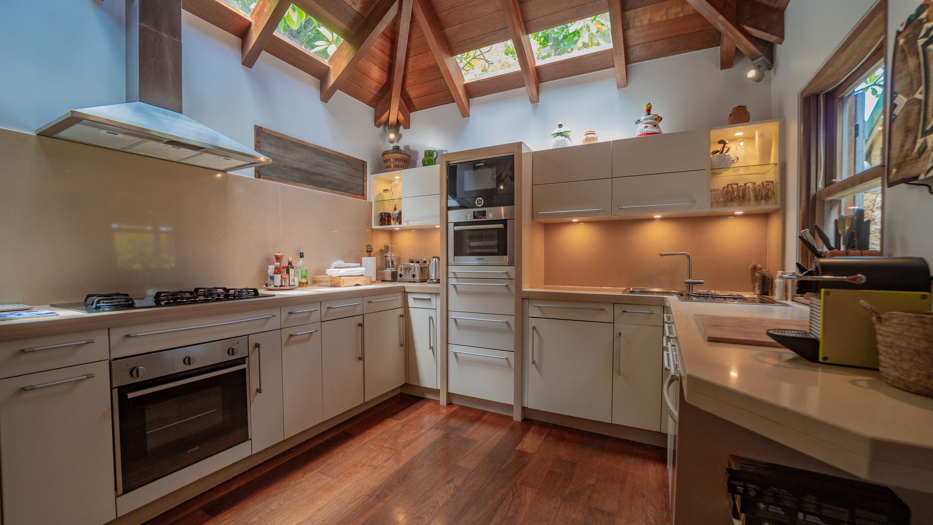 KITCHEN & DINING AREA