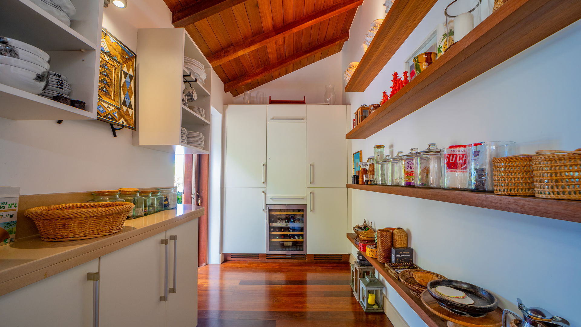 KITCHEN & DINING AREA