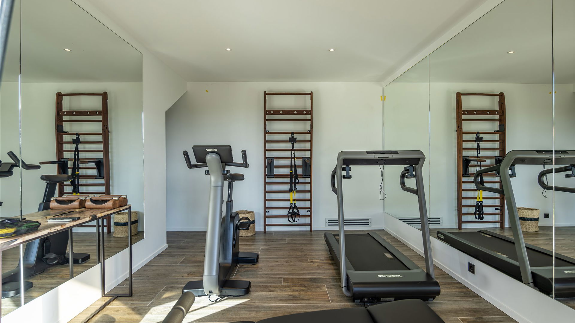 FITNESS ROOM