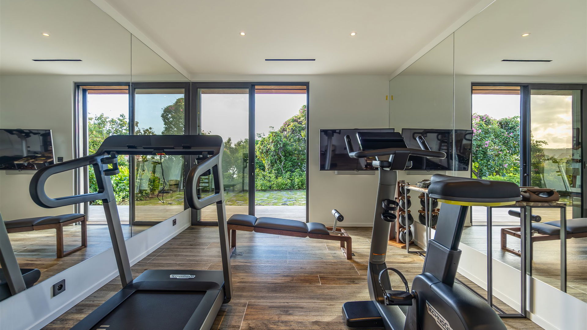 FITNESS ROOM