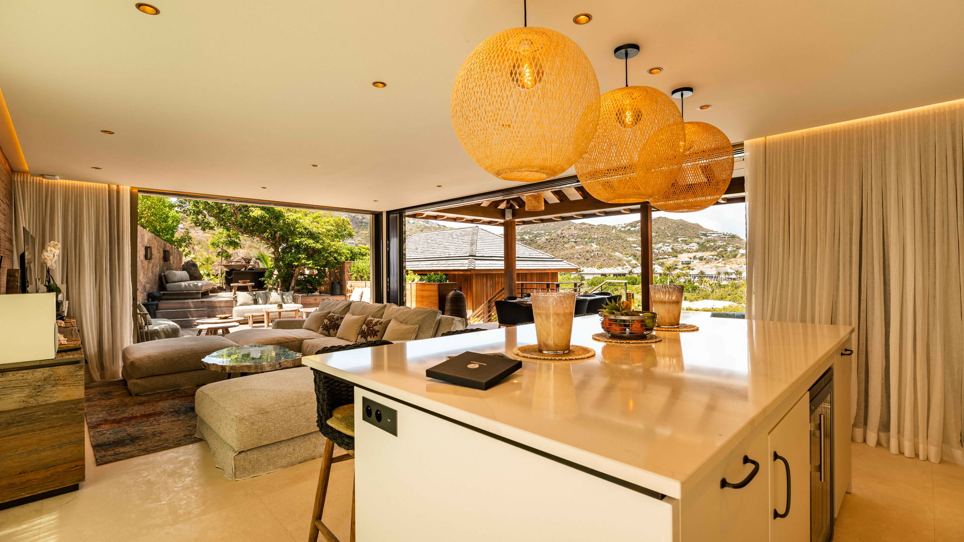 KITCHEN & DINING AREA