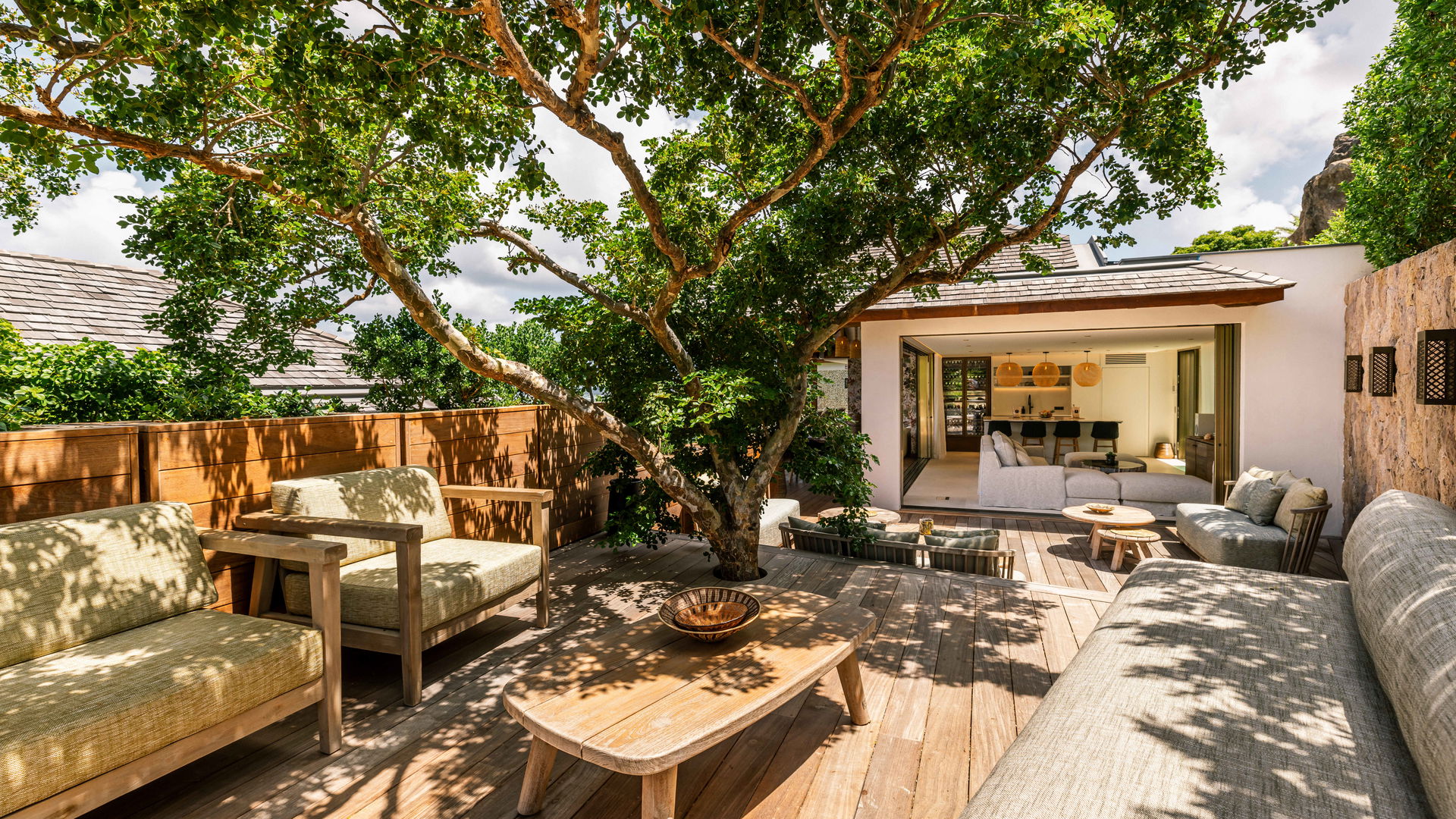 OUTDOOR LOUNGE AREA