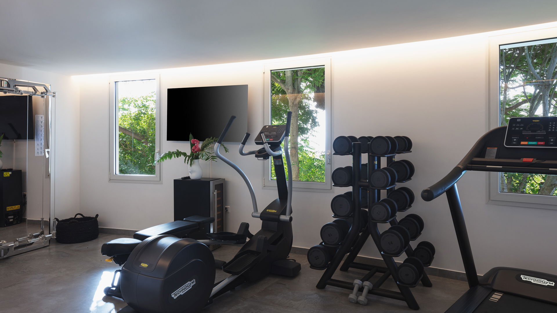 FITNESS ROOM