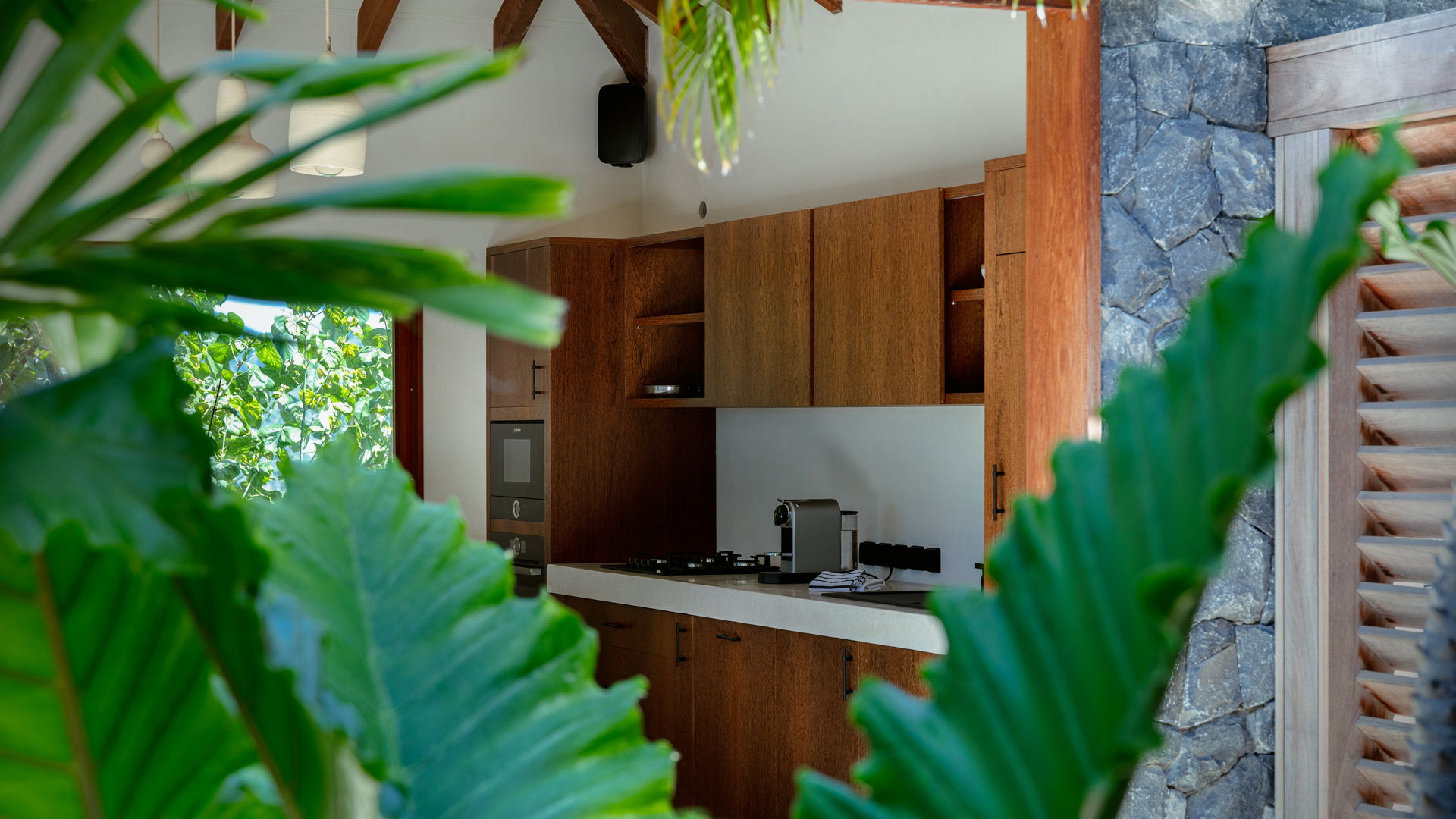 KITCHEN & DINING AREA