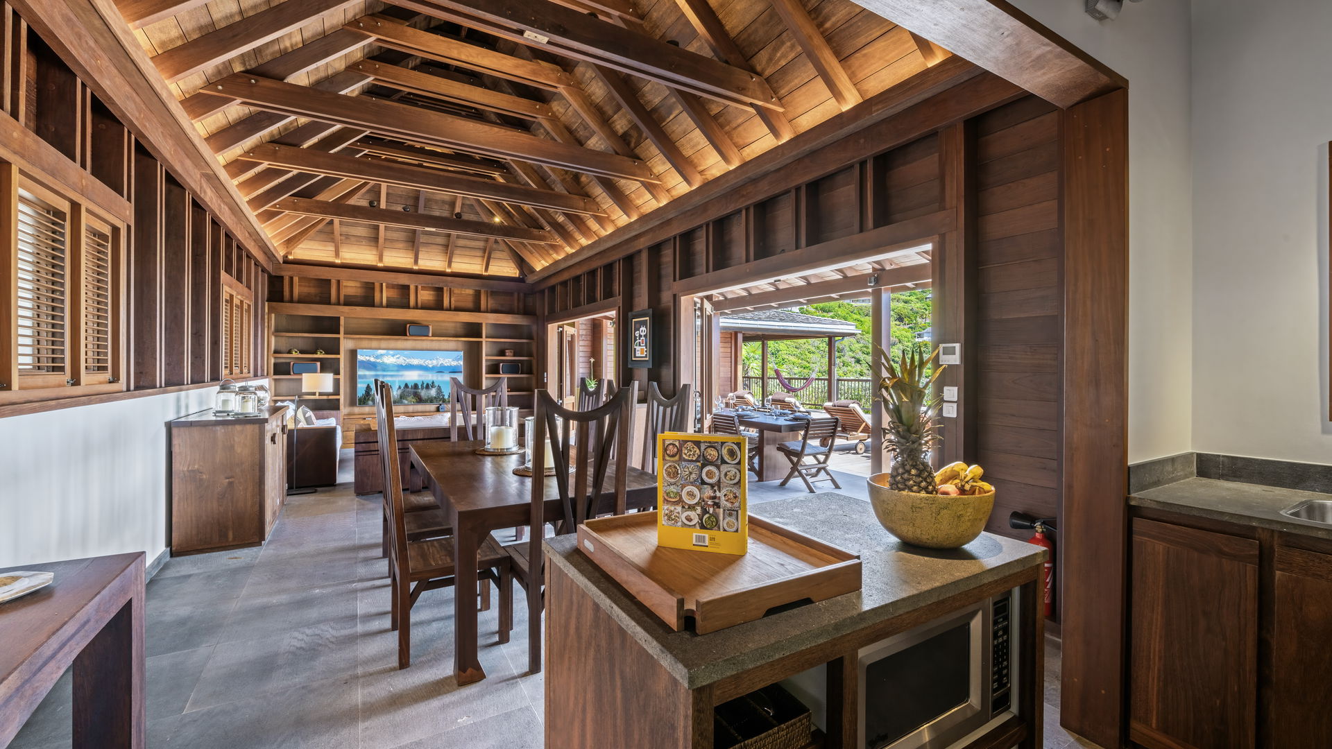 KITCHEN & DINING AREA