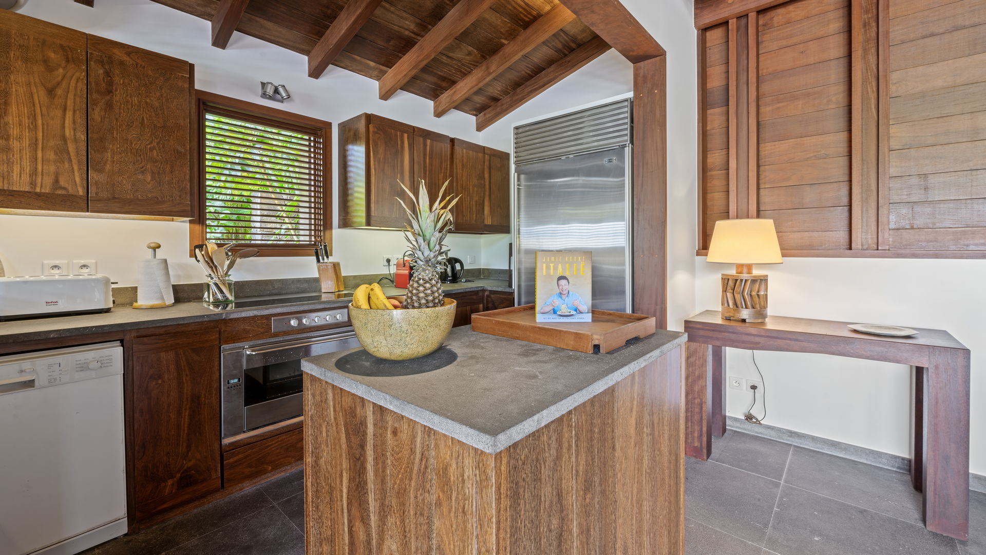 KITCHEN & DINING AREA