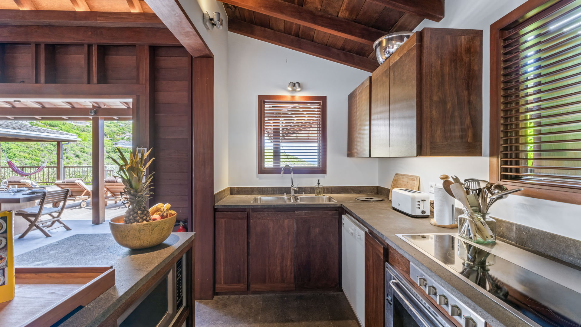 KITCHEN & DINING AREA