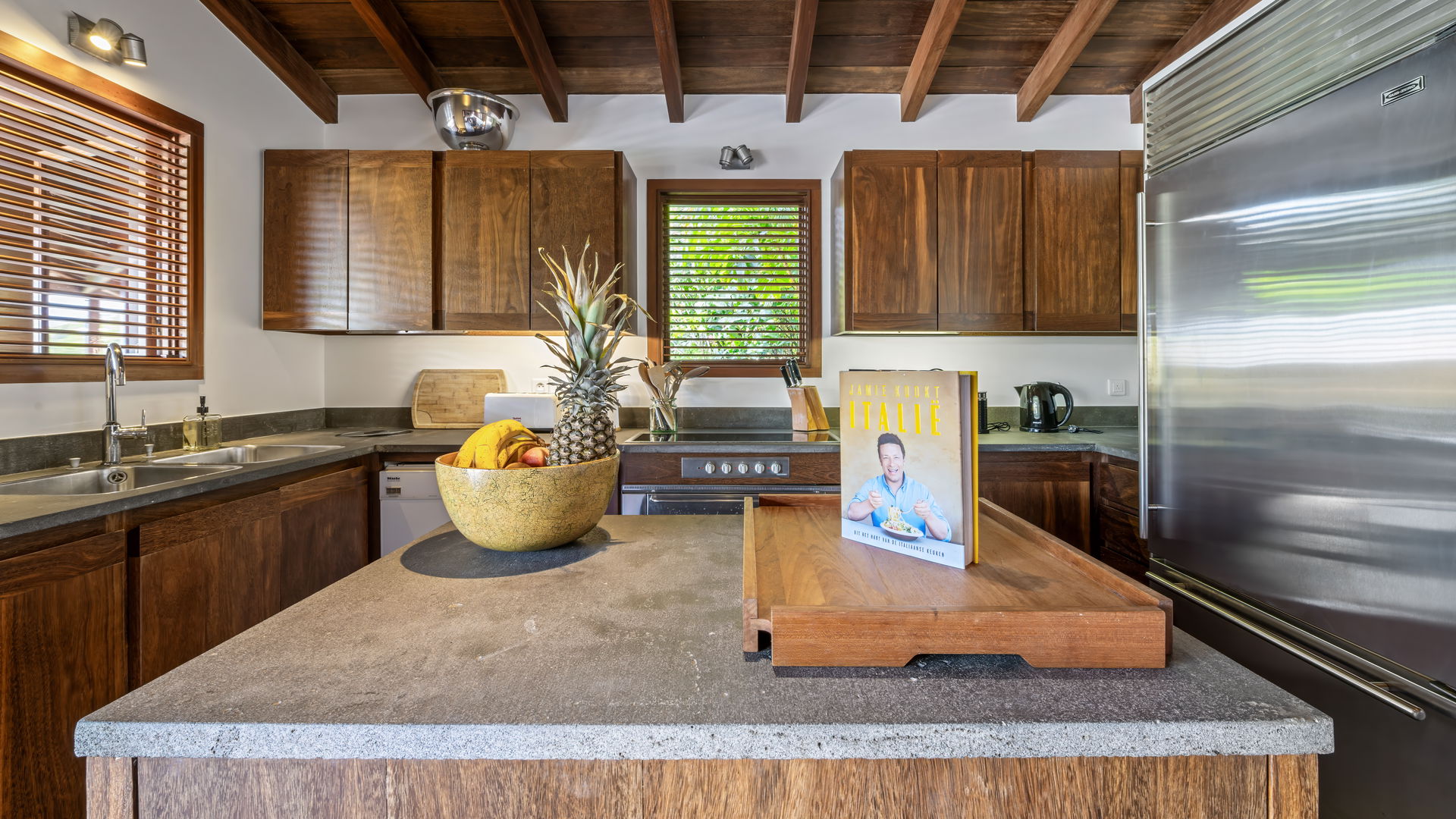 KITCHEN & DINING AREA