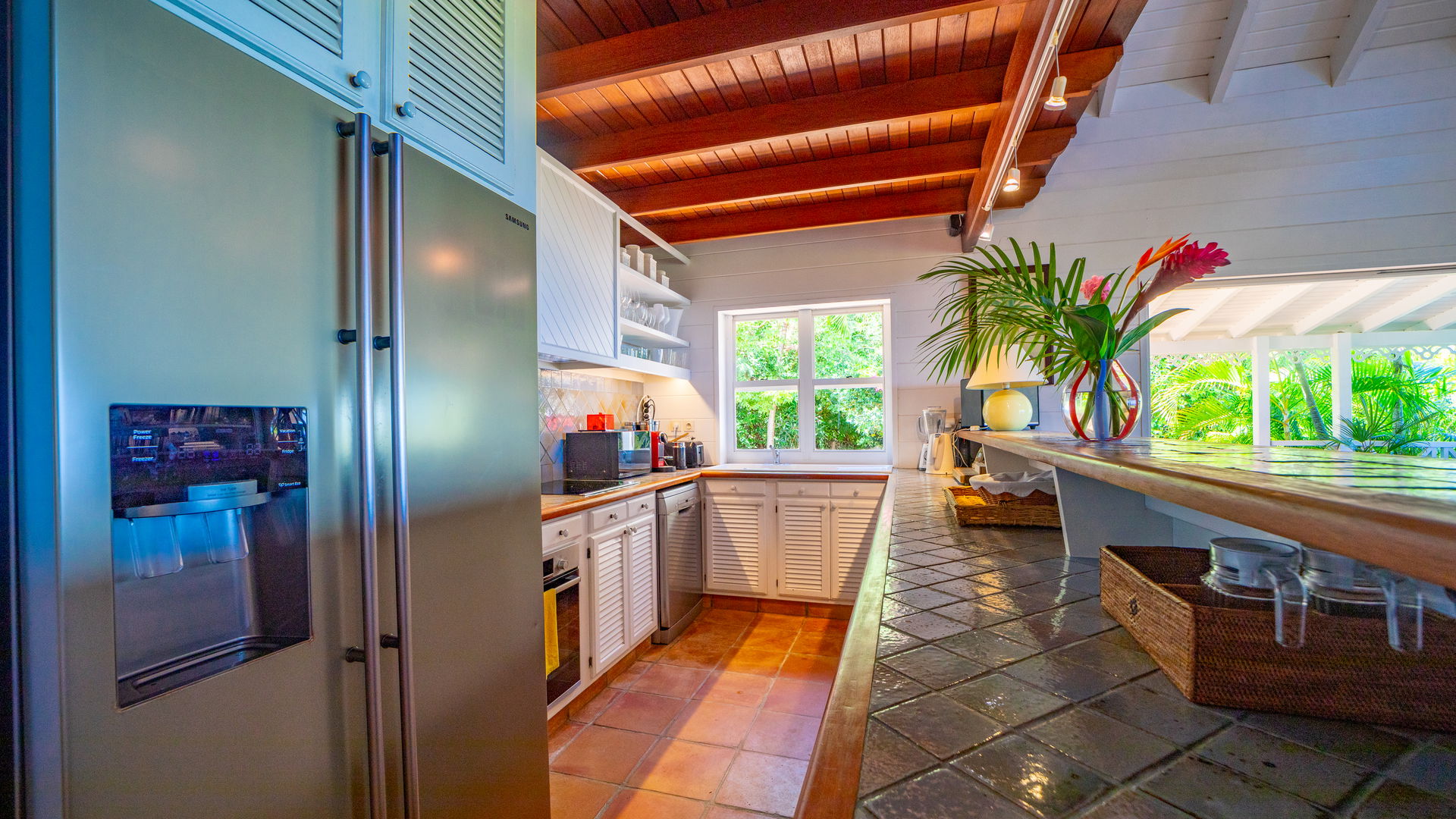 KITCHEN & DINING AREA