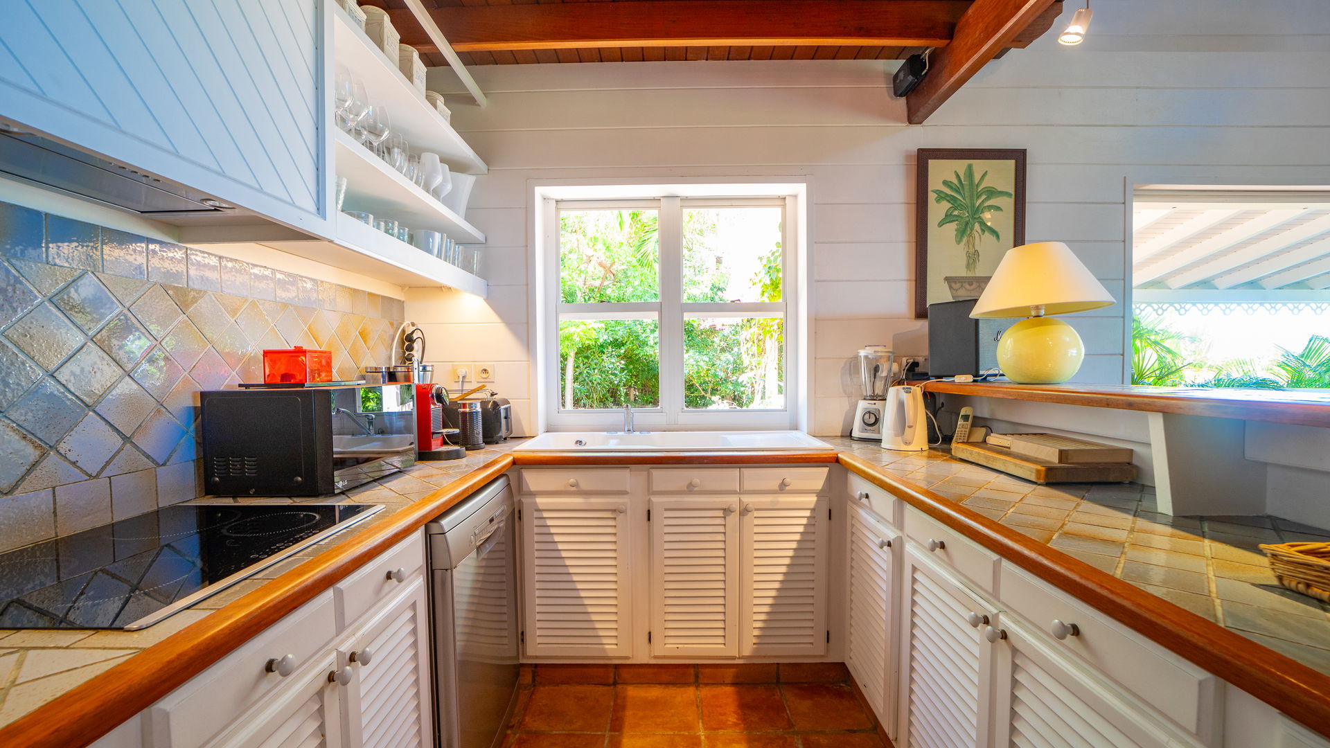 KITCHEN & DINING AREA