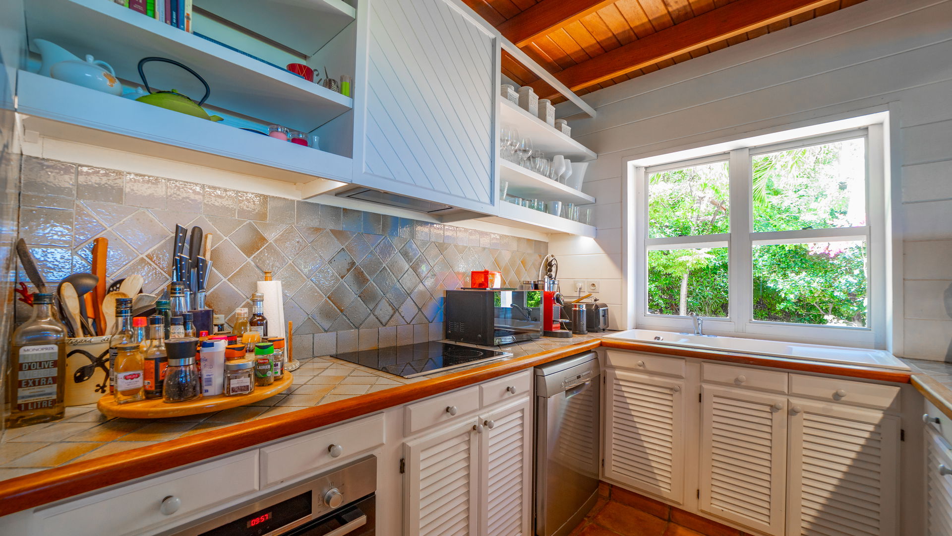 KITCHEN & DINING AREA