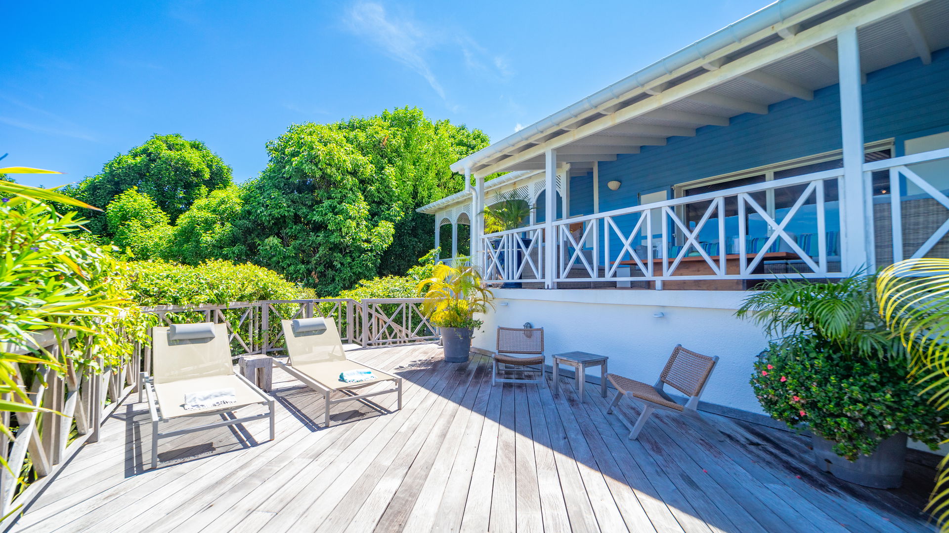 POOL & TERRACE