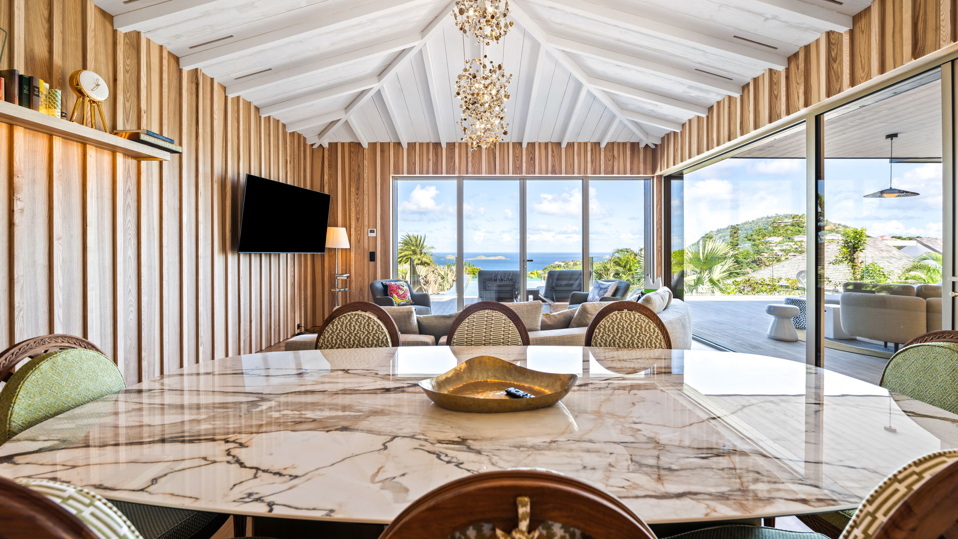 KITCHEN & DINING AREA