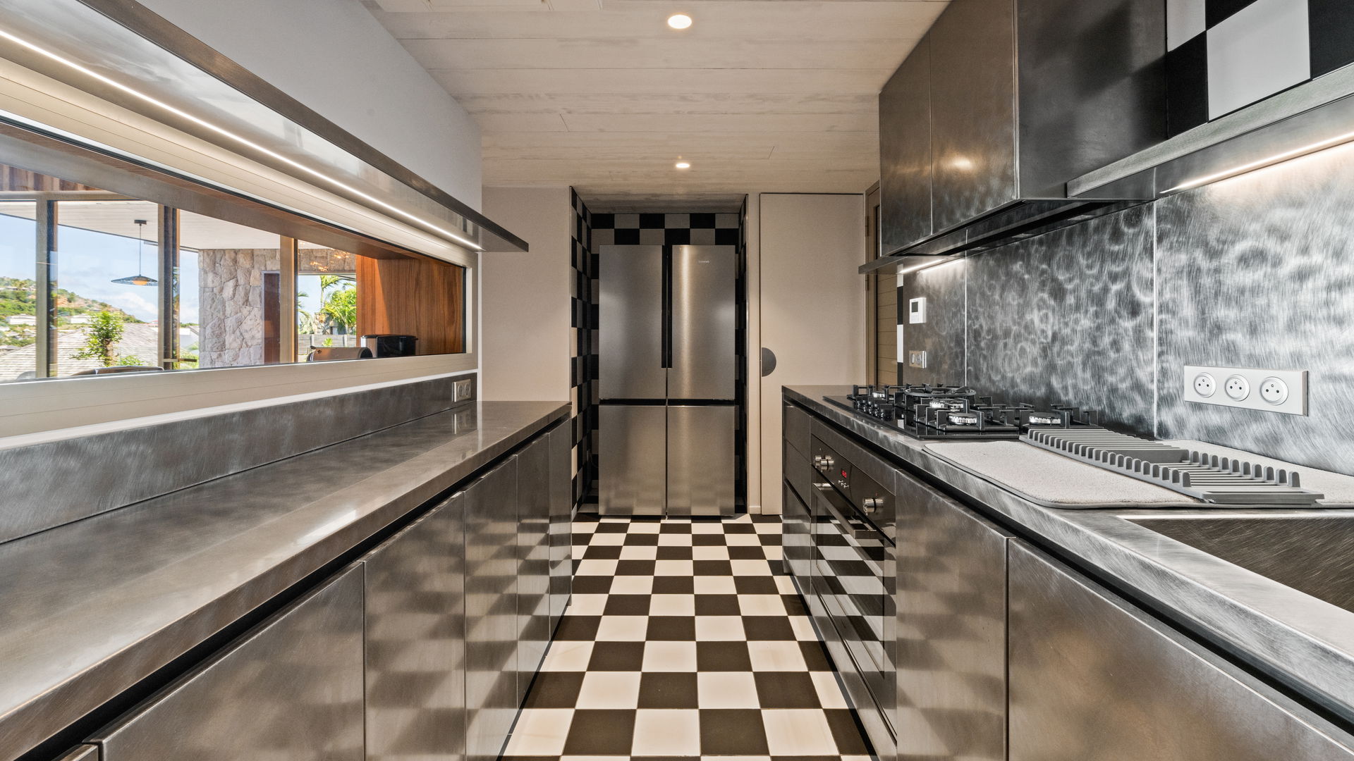 KITCHEN & DINING AREA