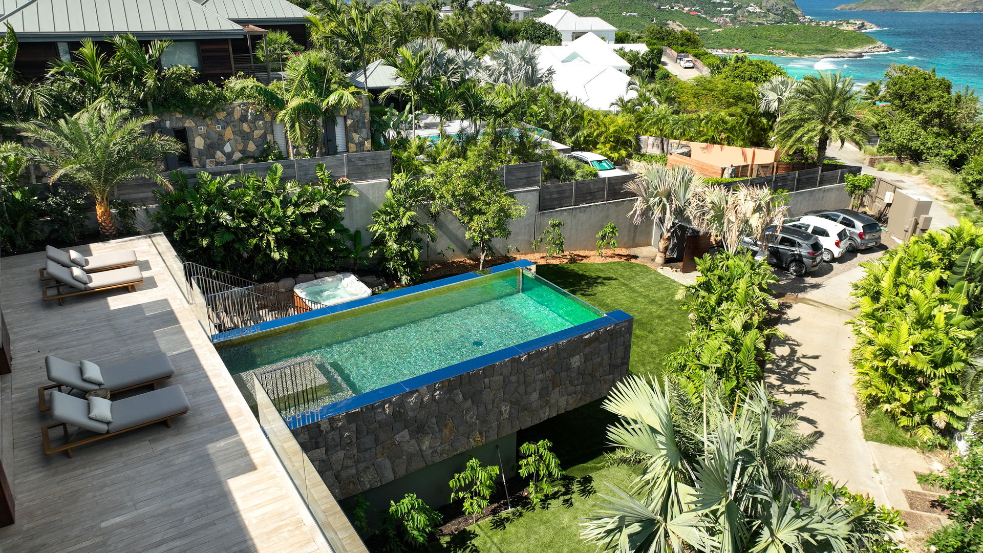 POOL & TERRACE