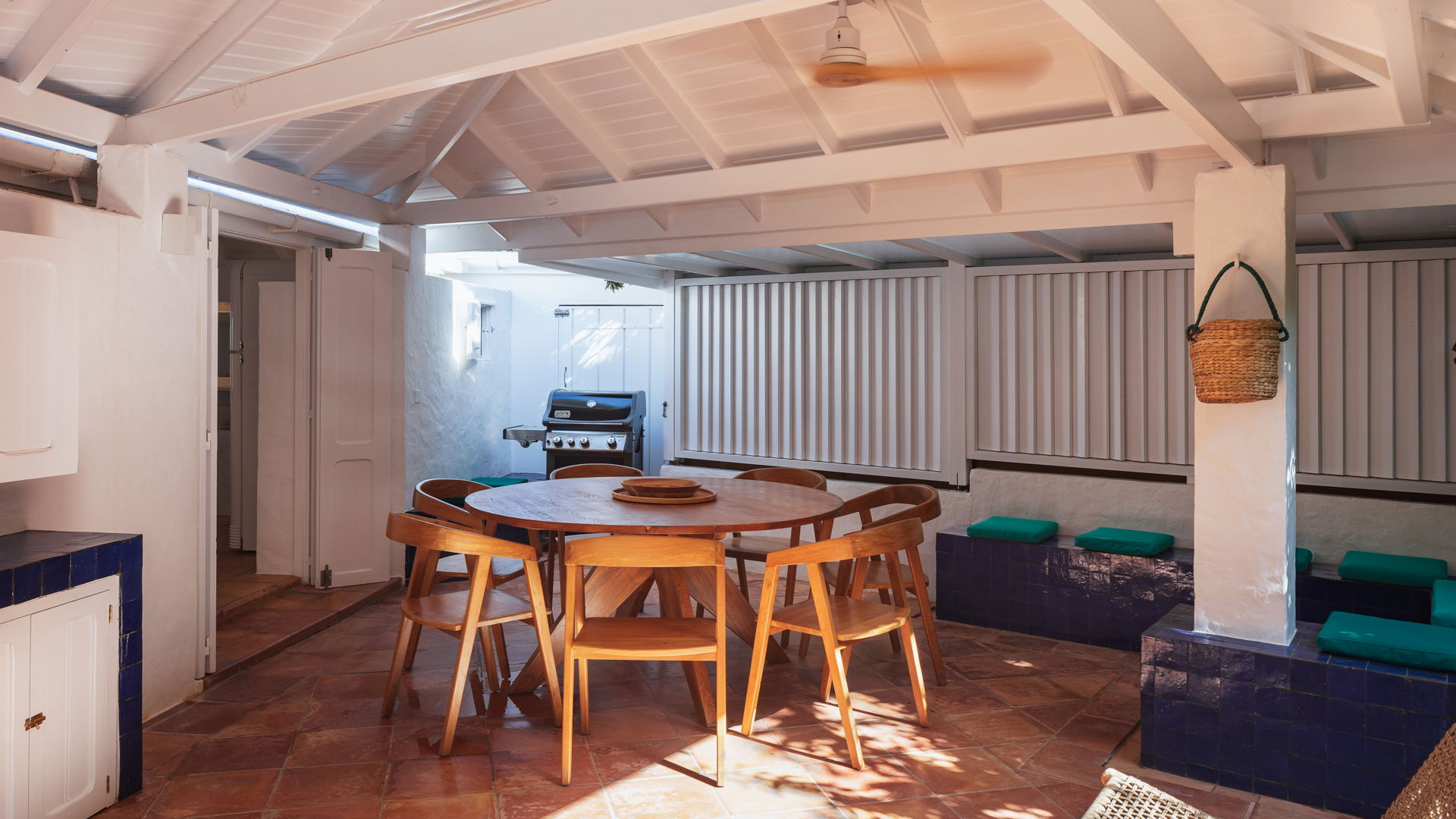 KITCHEN & DINING AREA