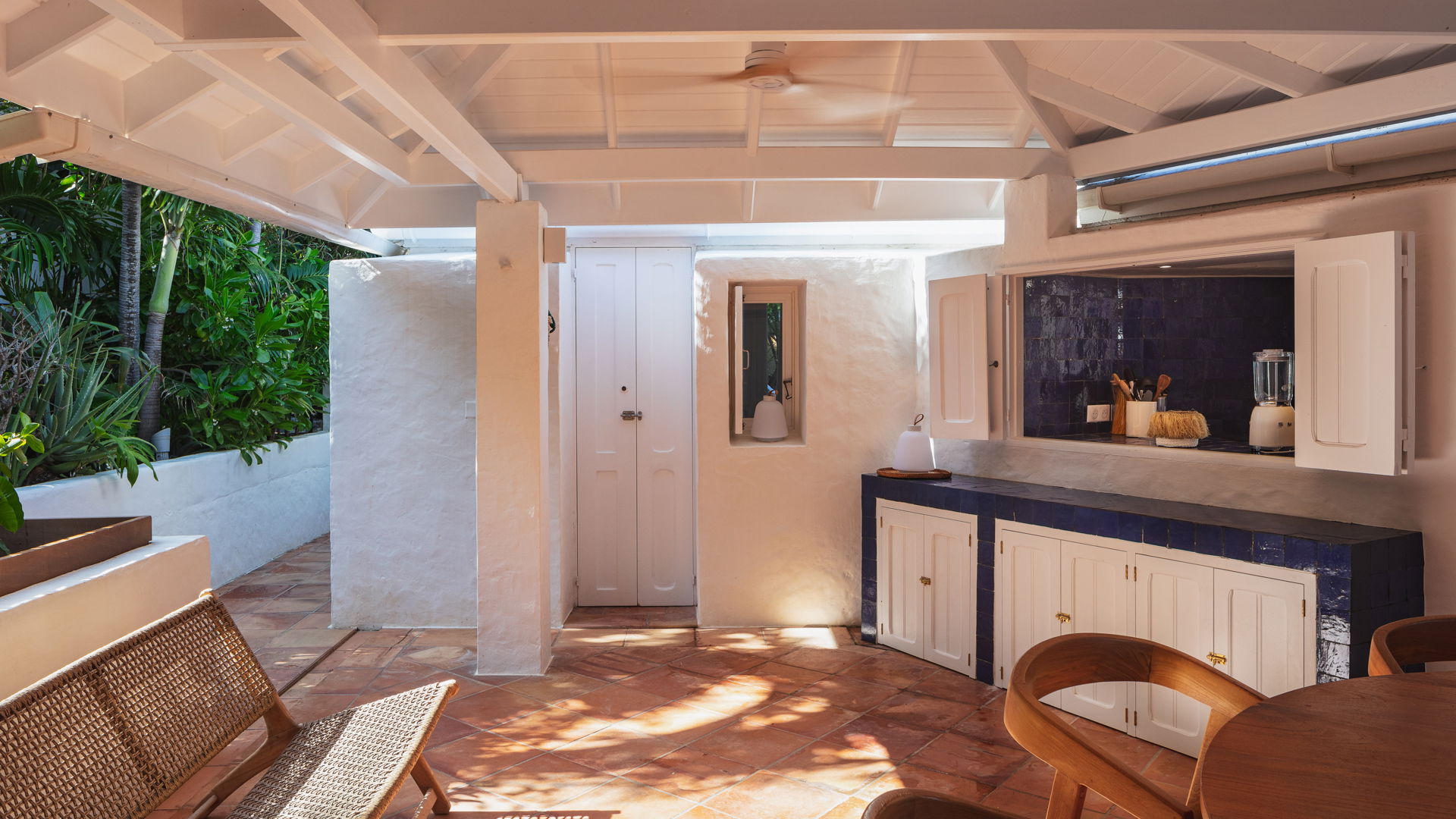 KITCHEN & DINING AREA