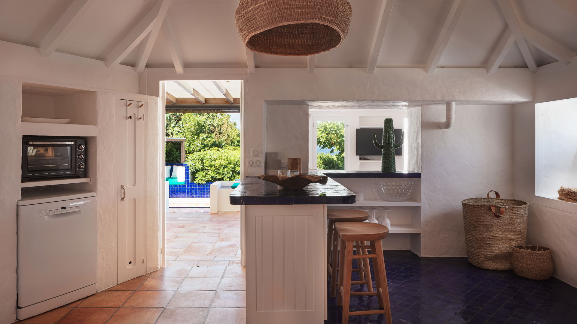 KITCHEN & DINING AREA