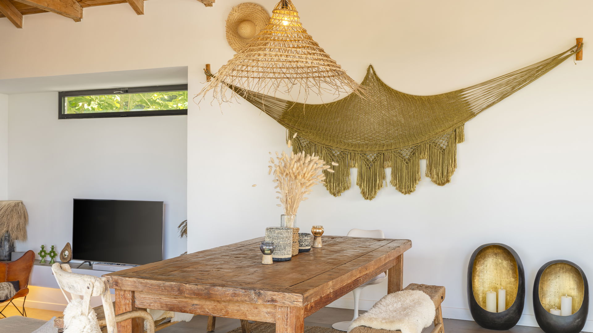 KITCHEN & DINING AREA