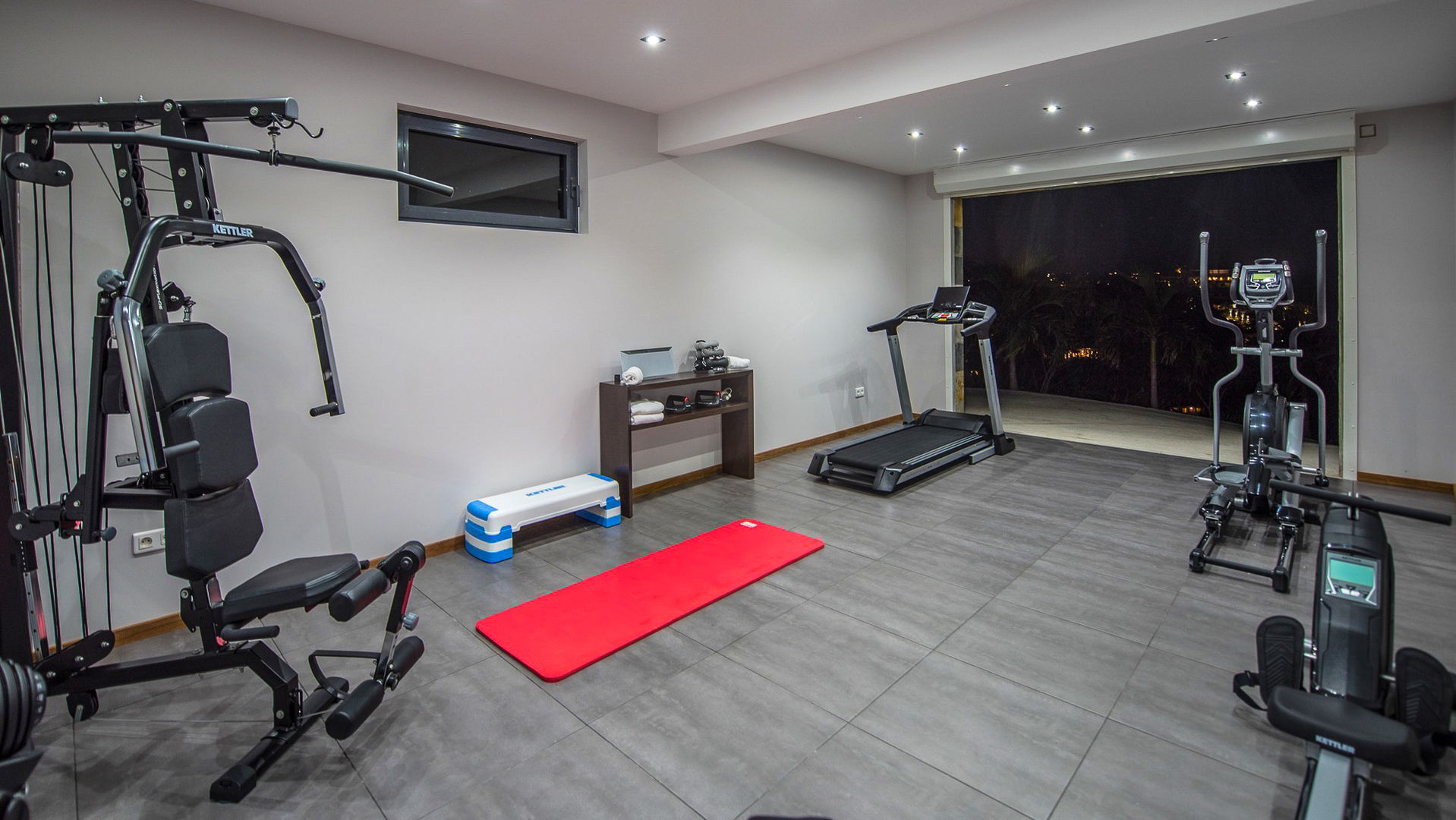 FITNESS ROOM