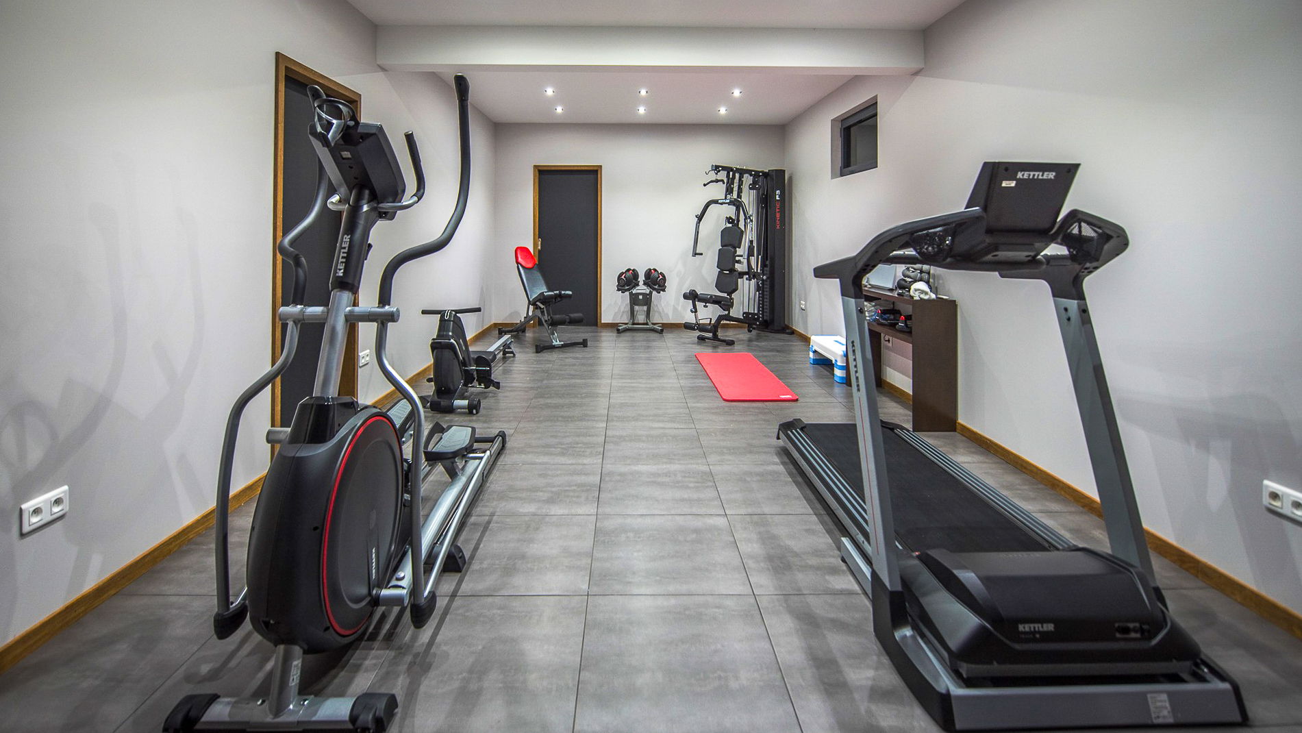 FITNESS ROOM