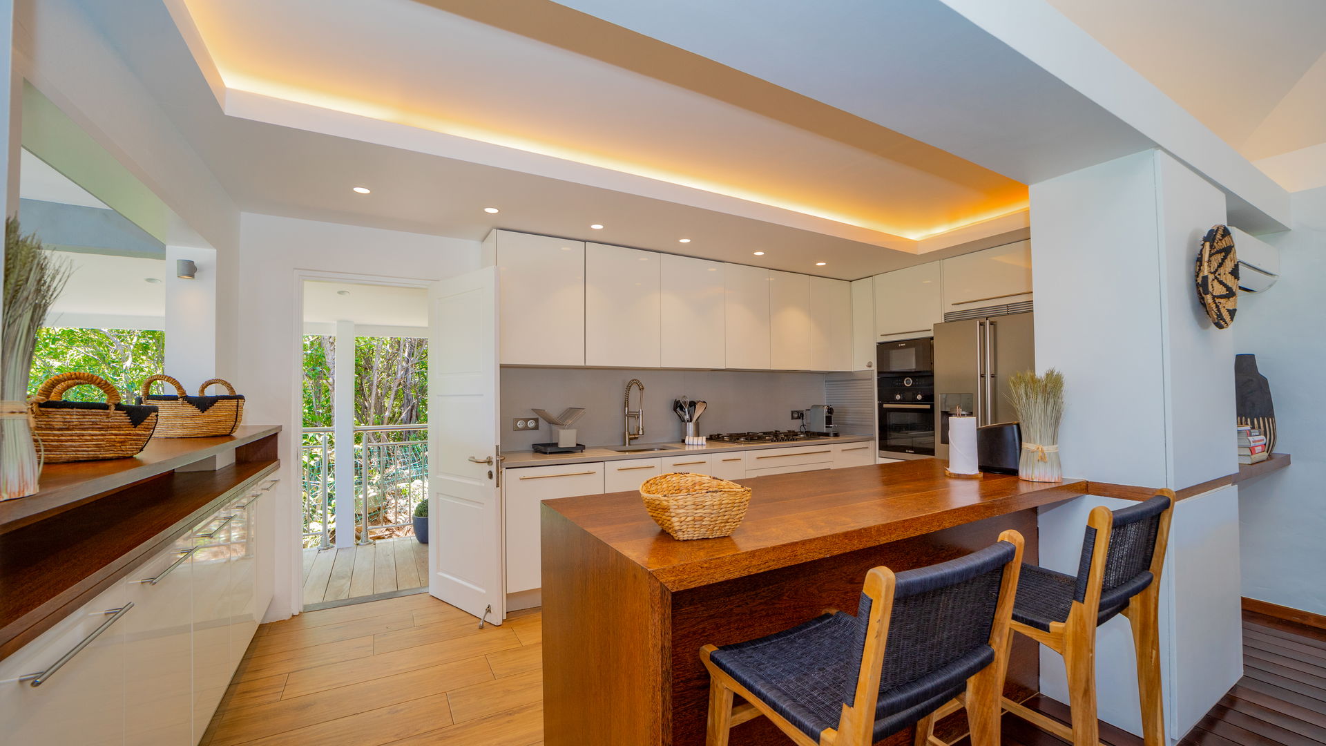 KITCHEN & DINING AREA