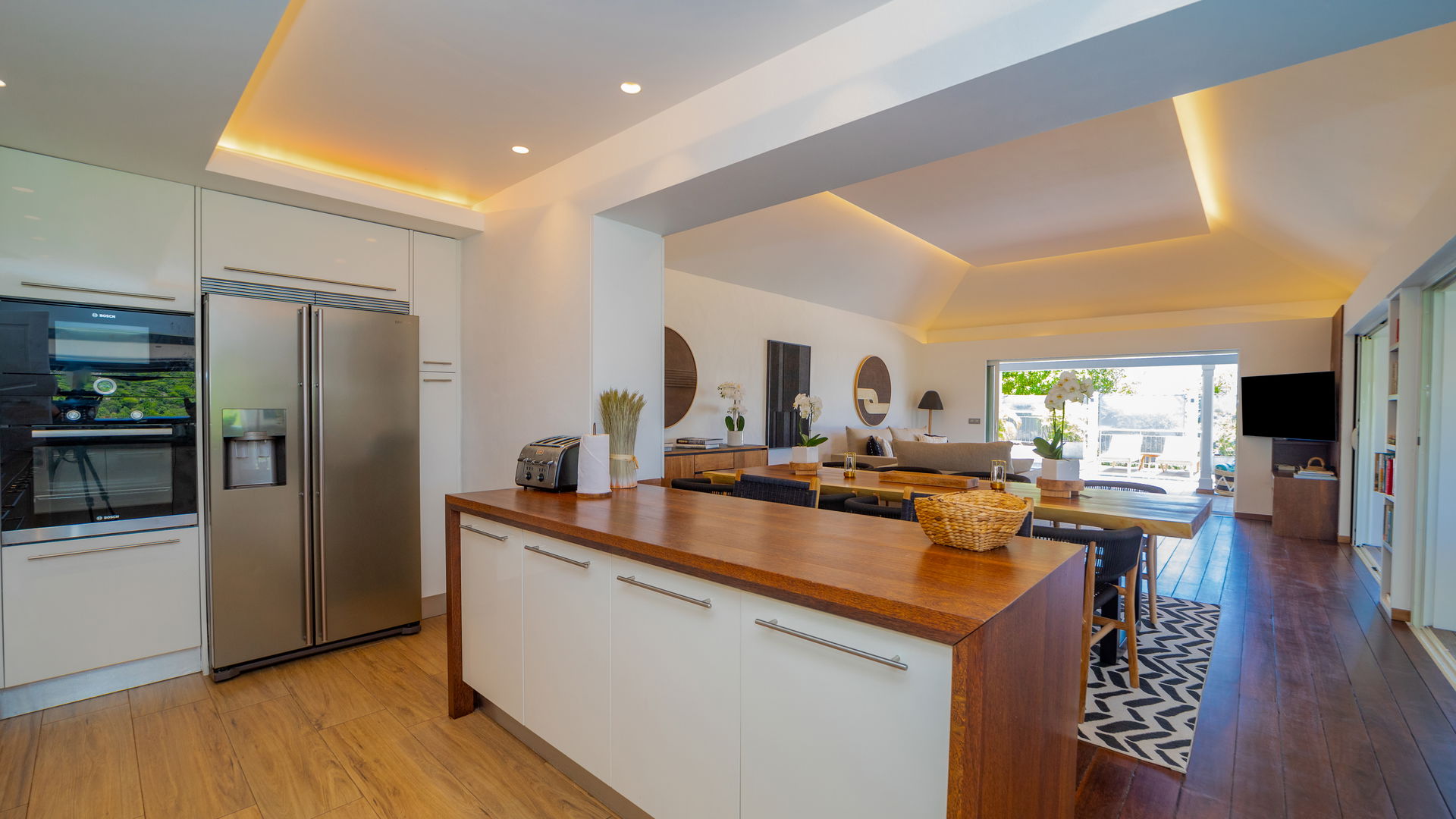 KITCHEN & DINING AREA