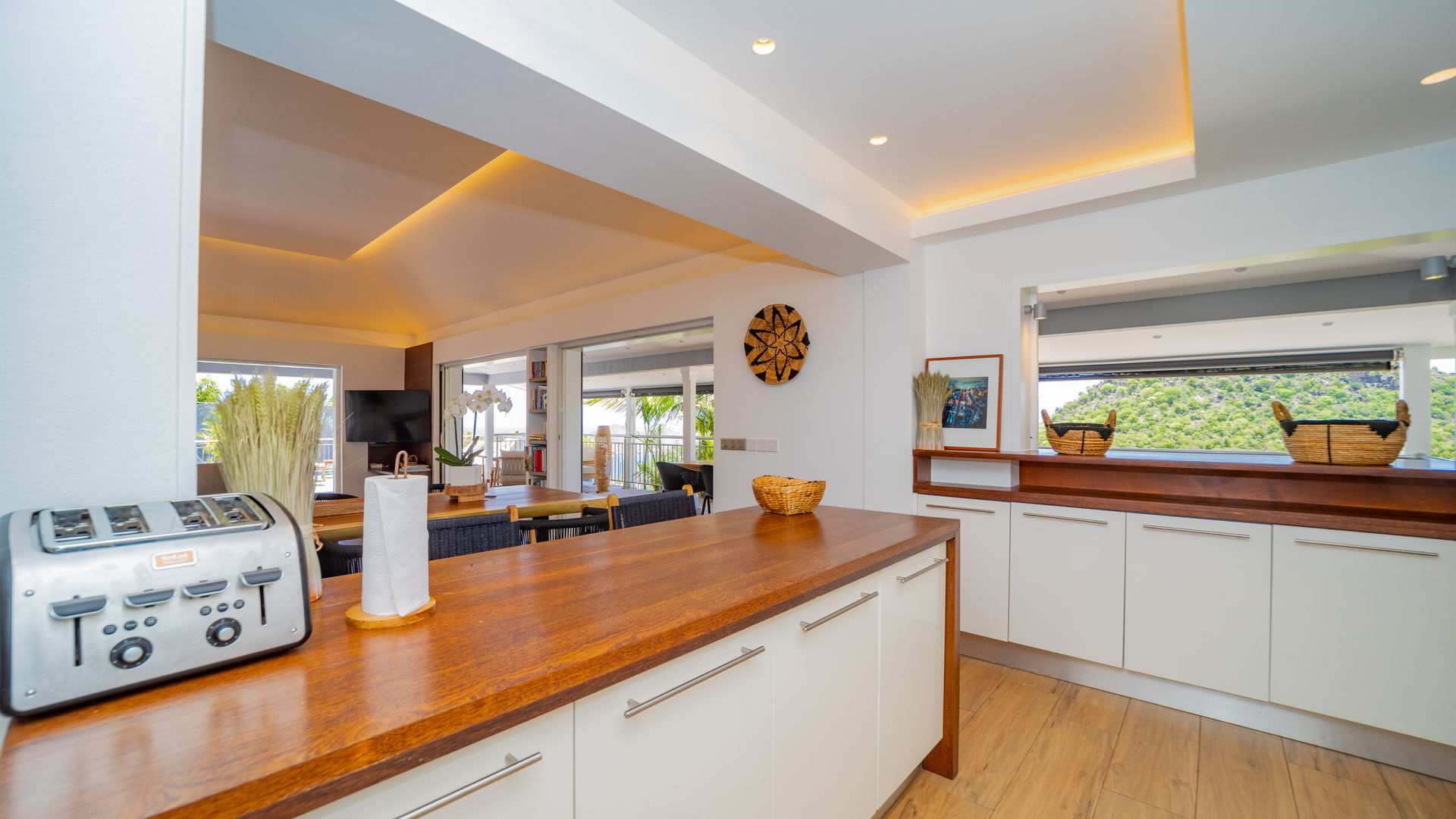 KITCHEN & DINING AREA