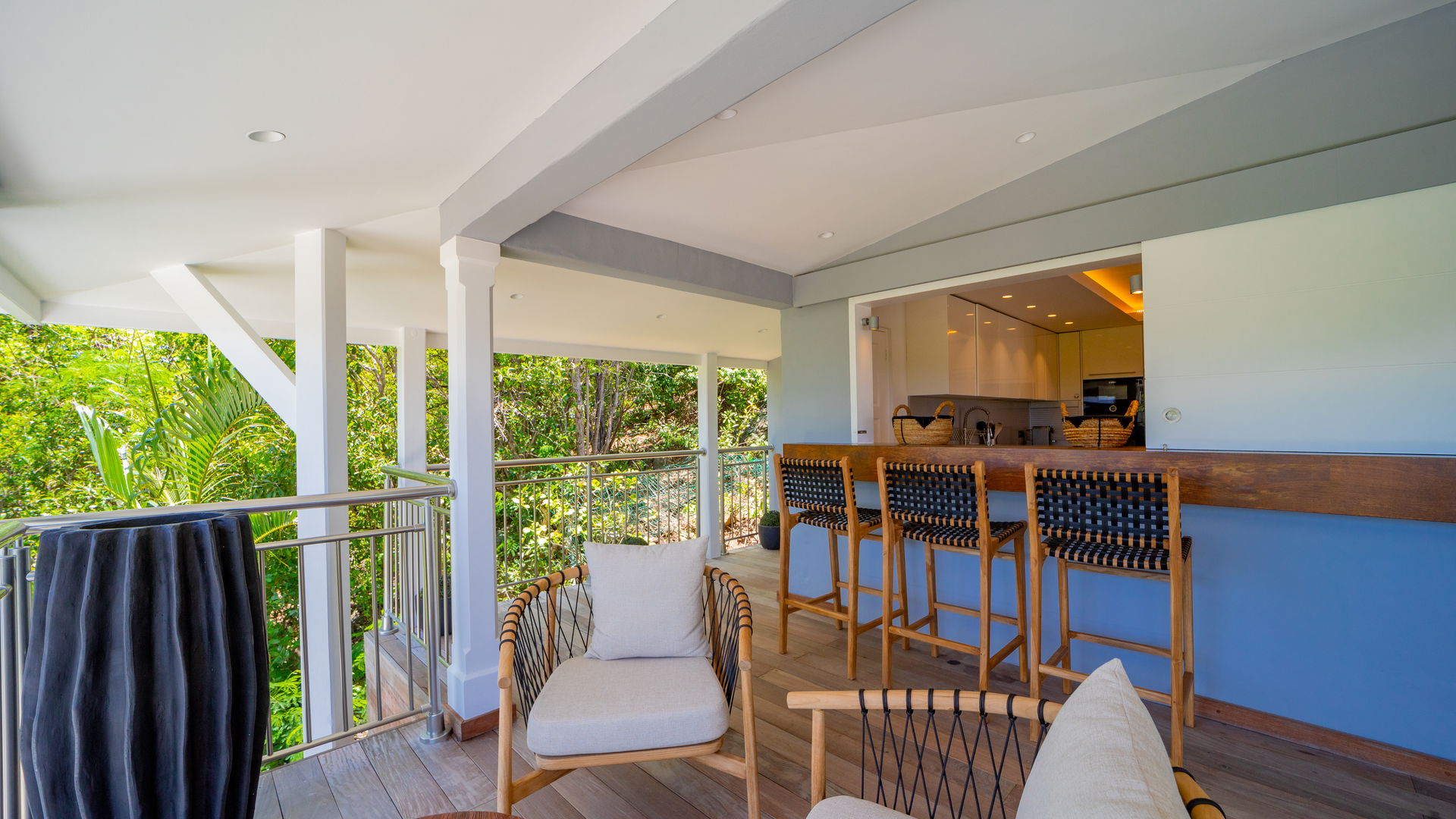 KITCHEN & DINING AREA