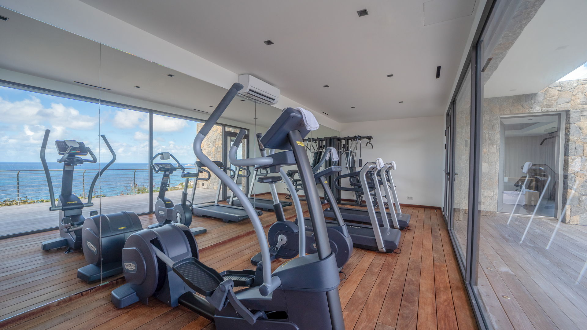 FITNESS ROOM