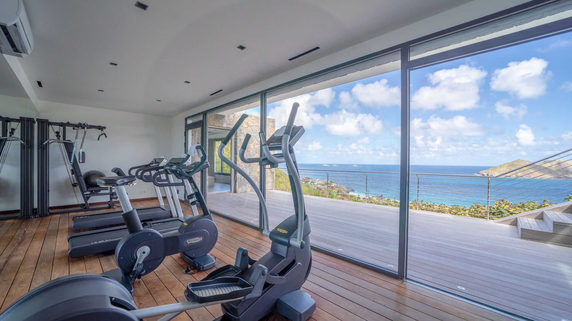 FITNESS ROOM