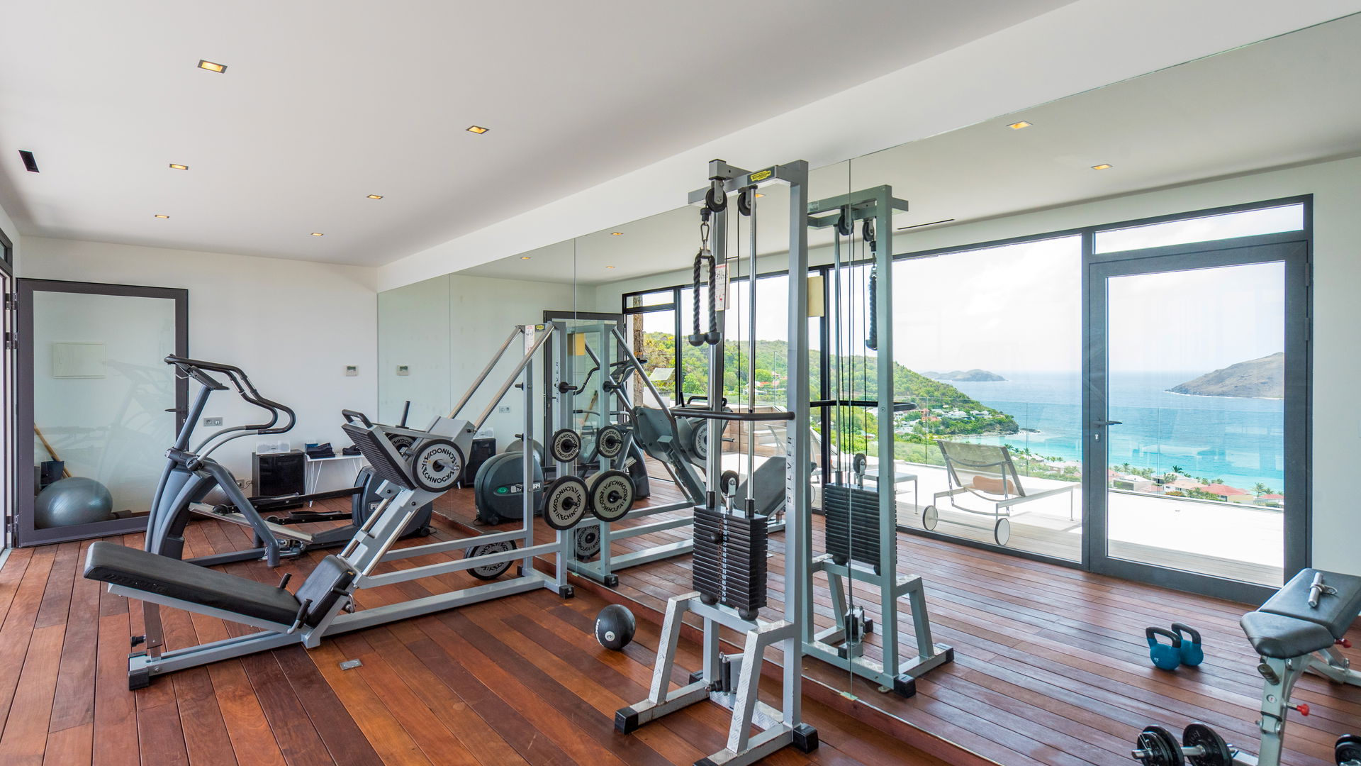 FITNESS ROOM