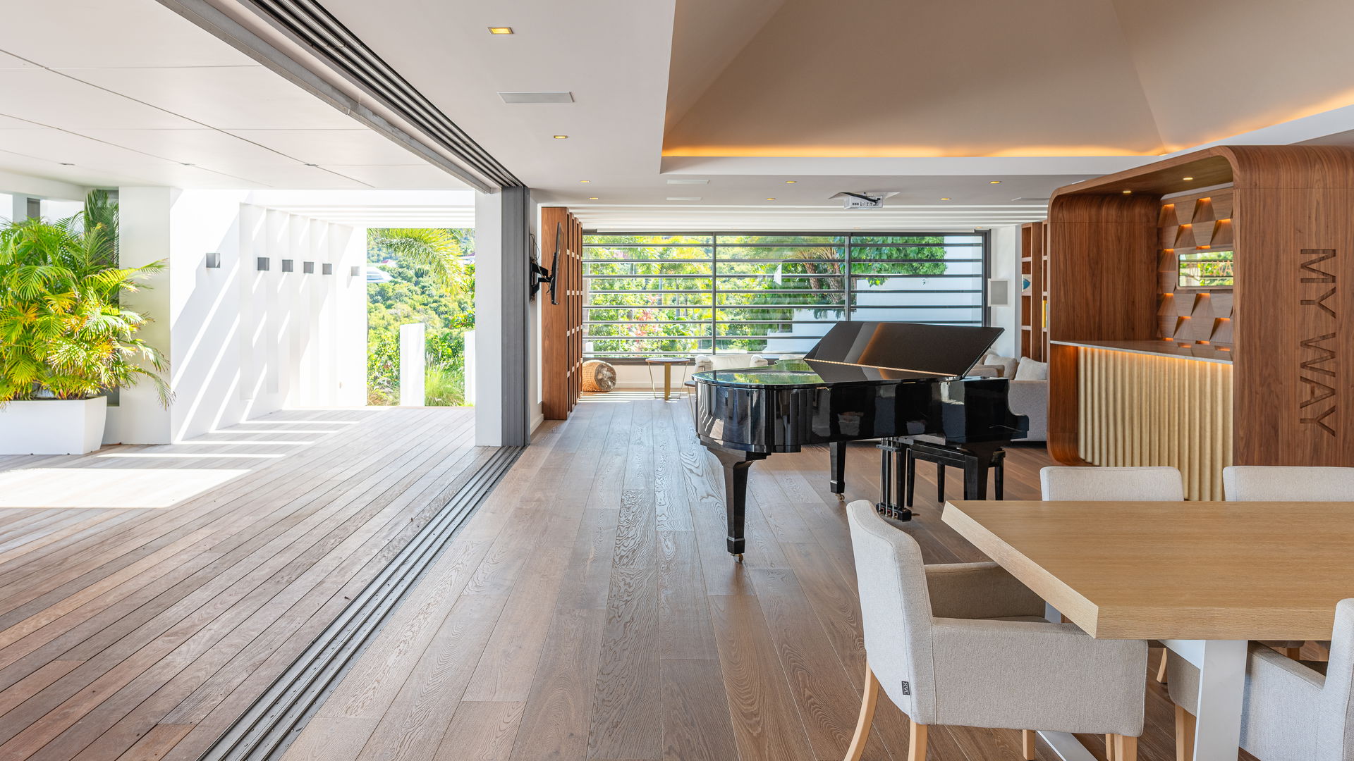 KITCHEN & DINING AREA