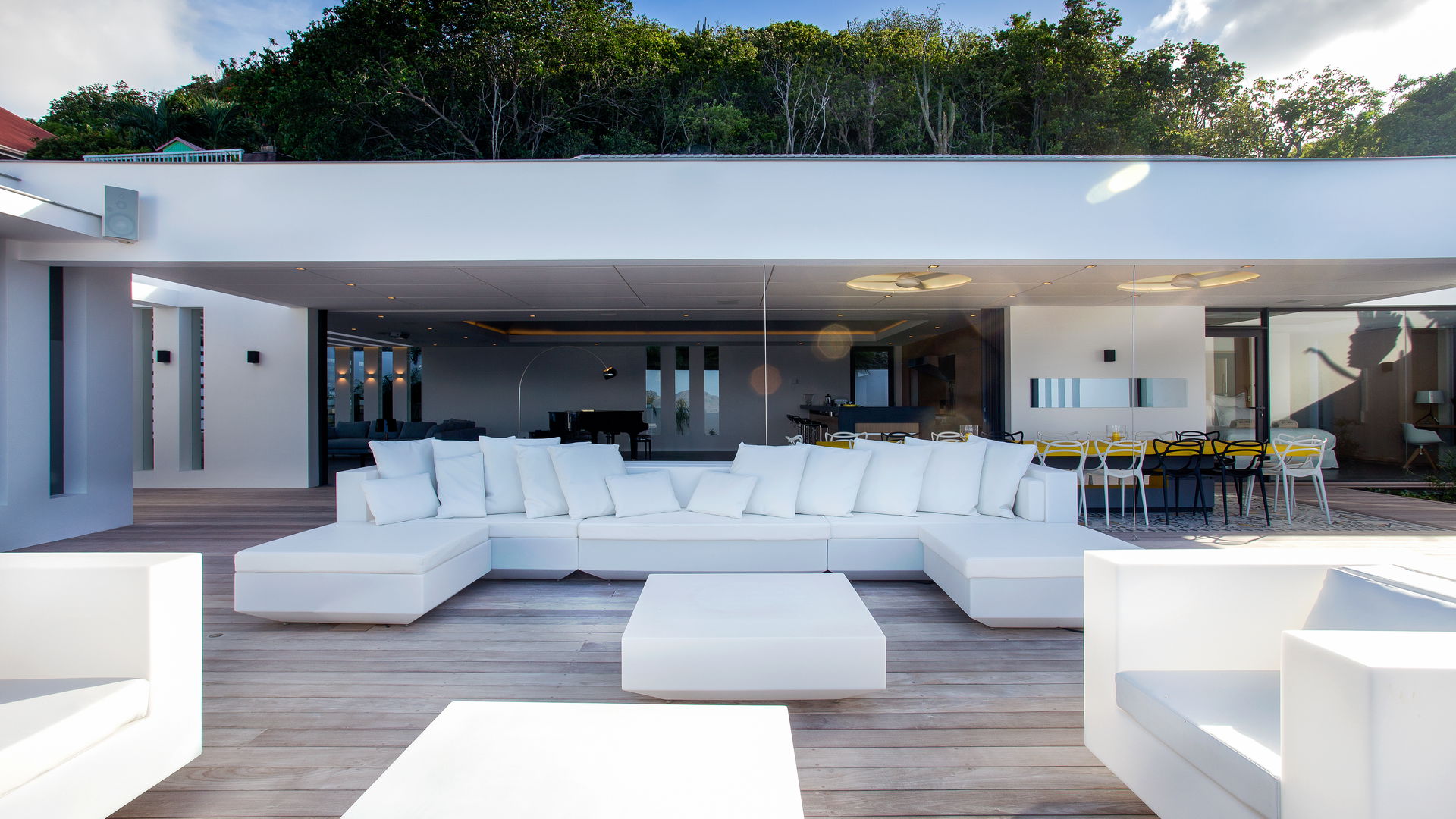 OUTDOOR LOUNGE AREA