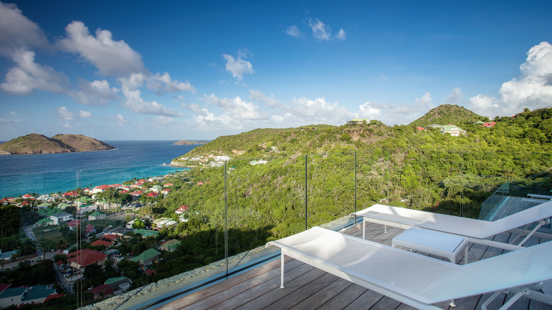 OUTDOOR LOUNGE AREA