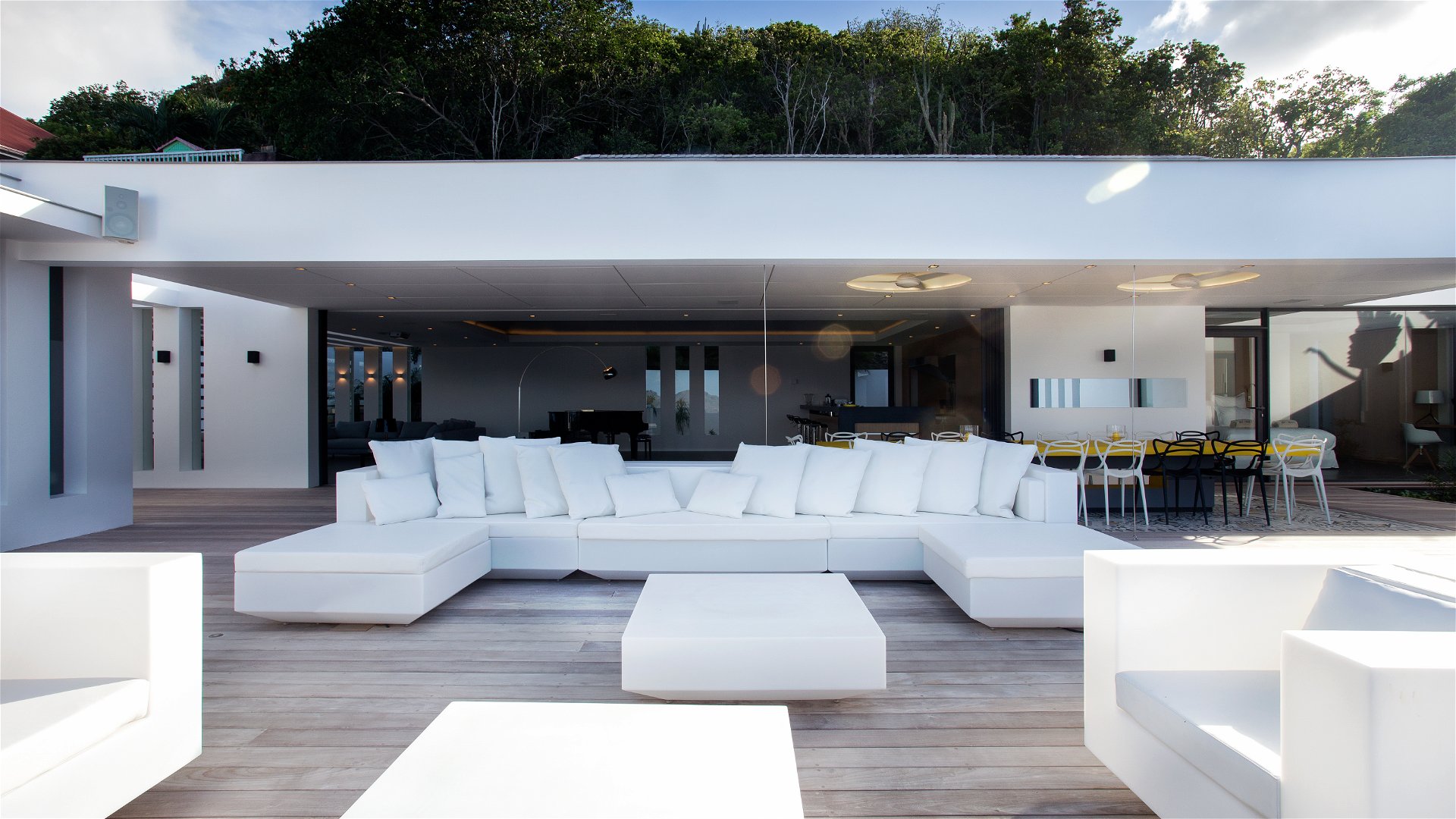 OUTDOOR LOUNGE