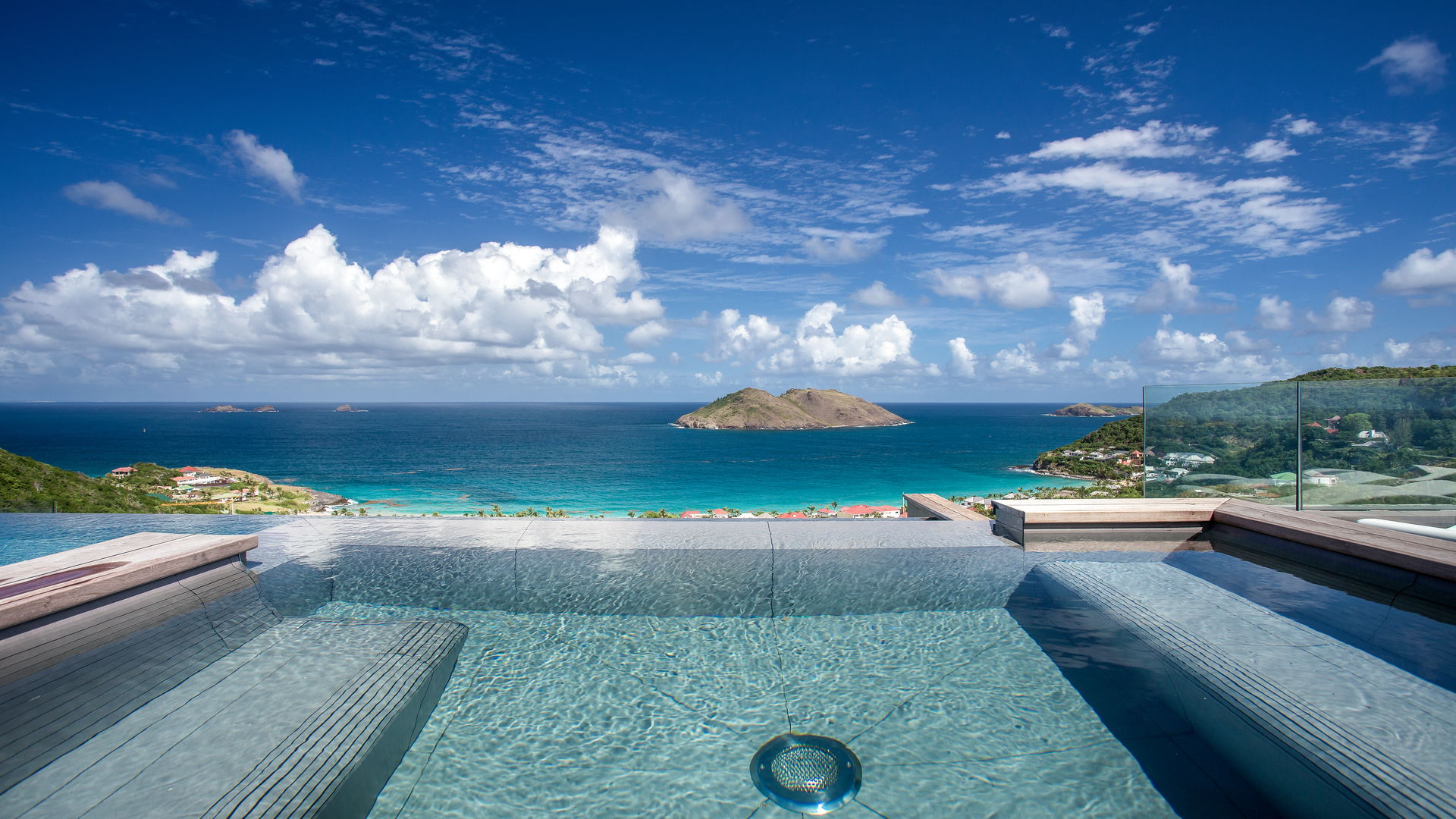 POOL & TERRACE