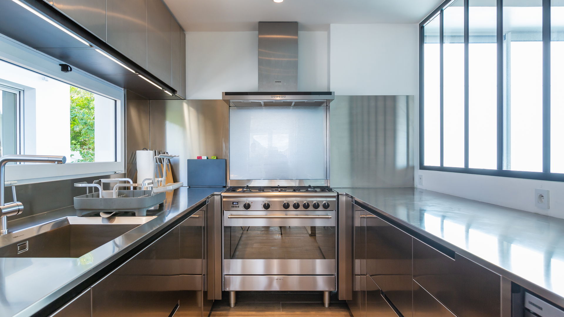 KITCHEN & DINING AREA