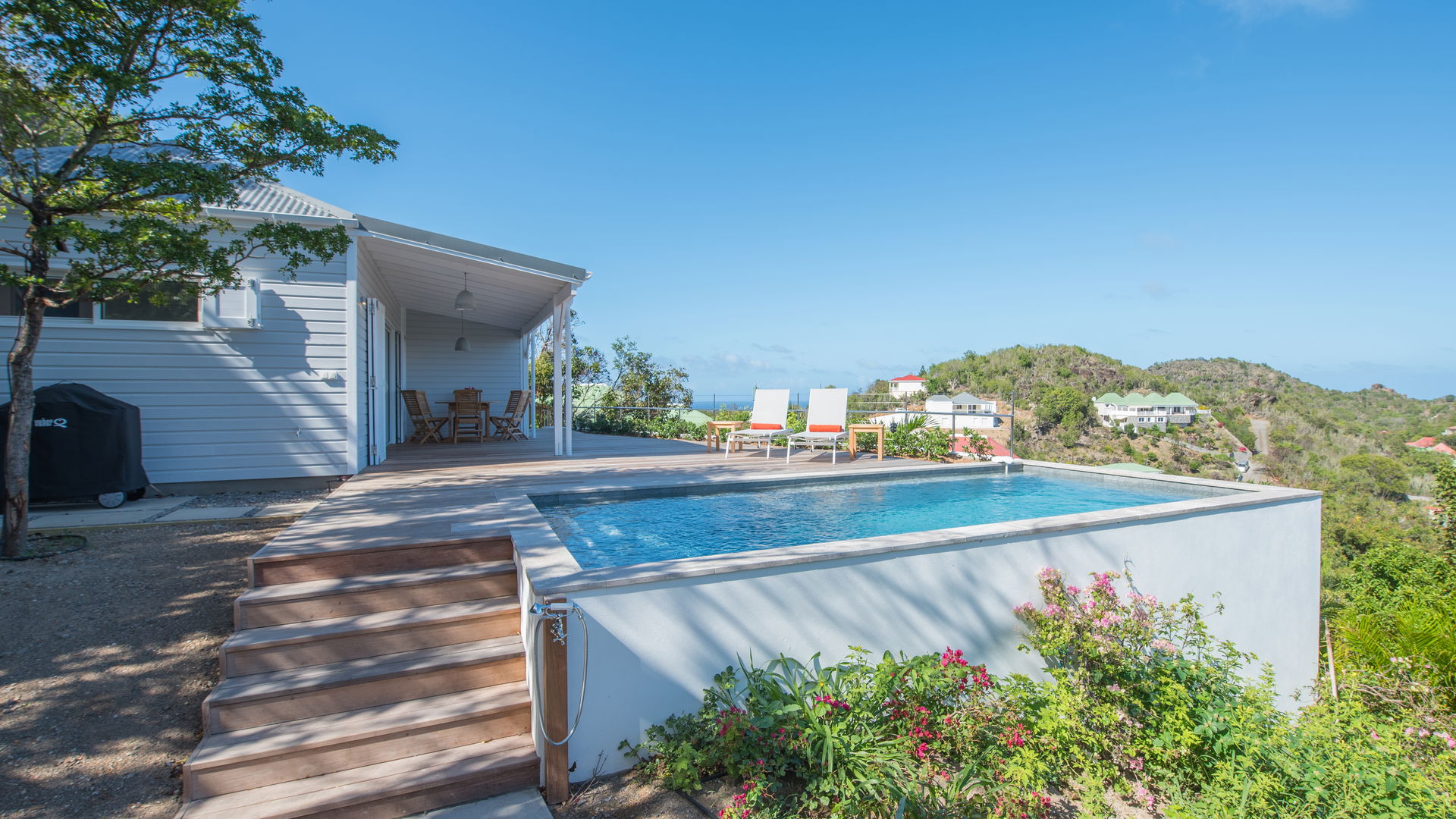 POOL & TERRACE