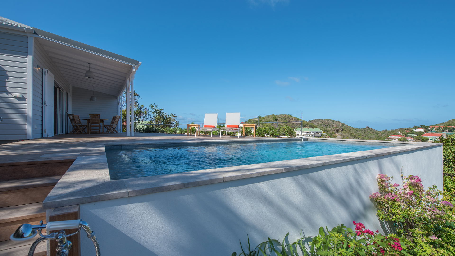 POOL & TERRACE