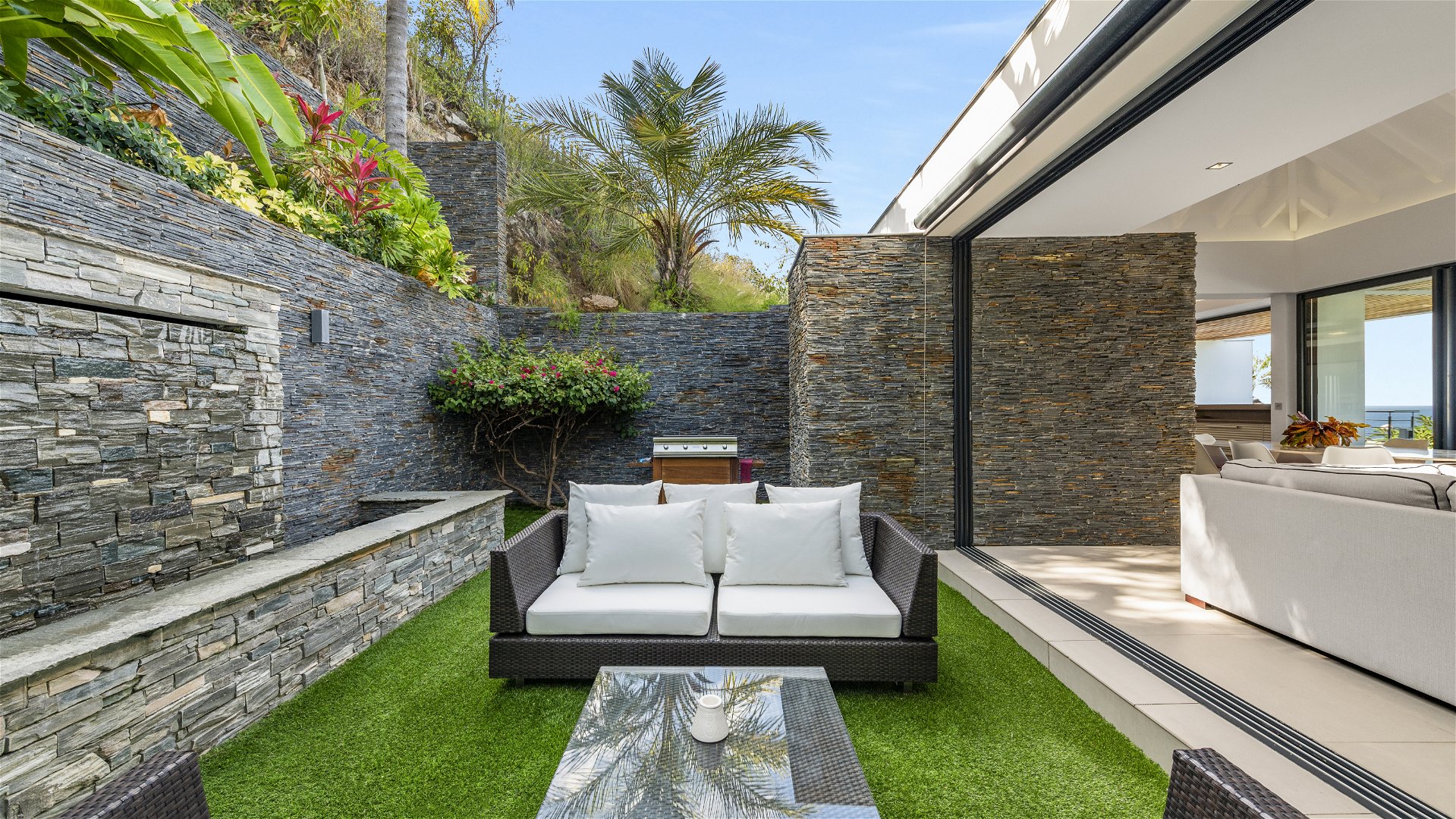 OUTDOOR LOUNGE AREAS