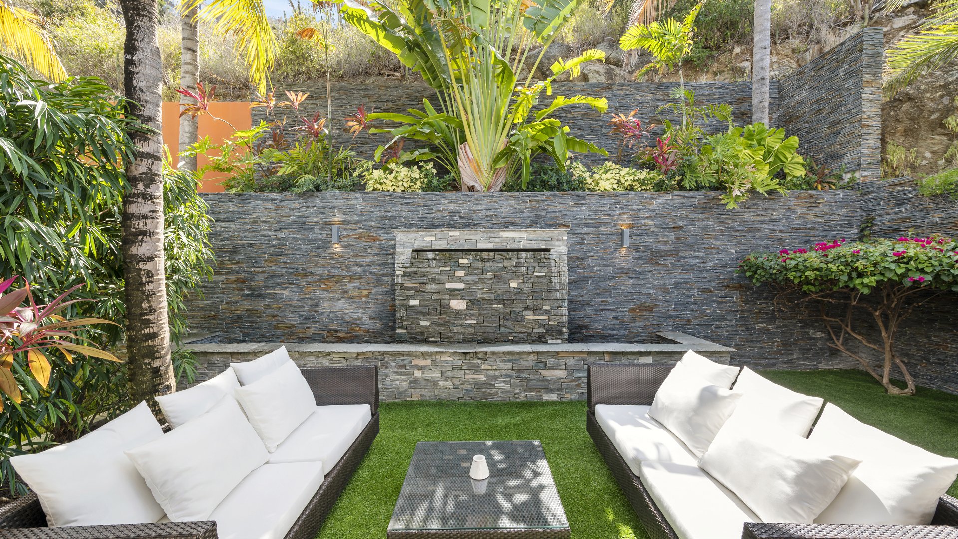 OUTDOOR LOUNGE AREAS
