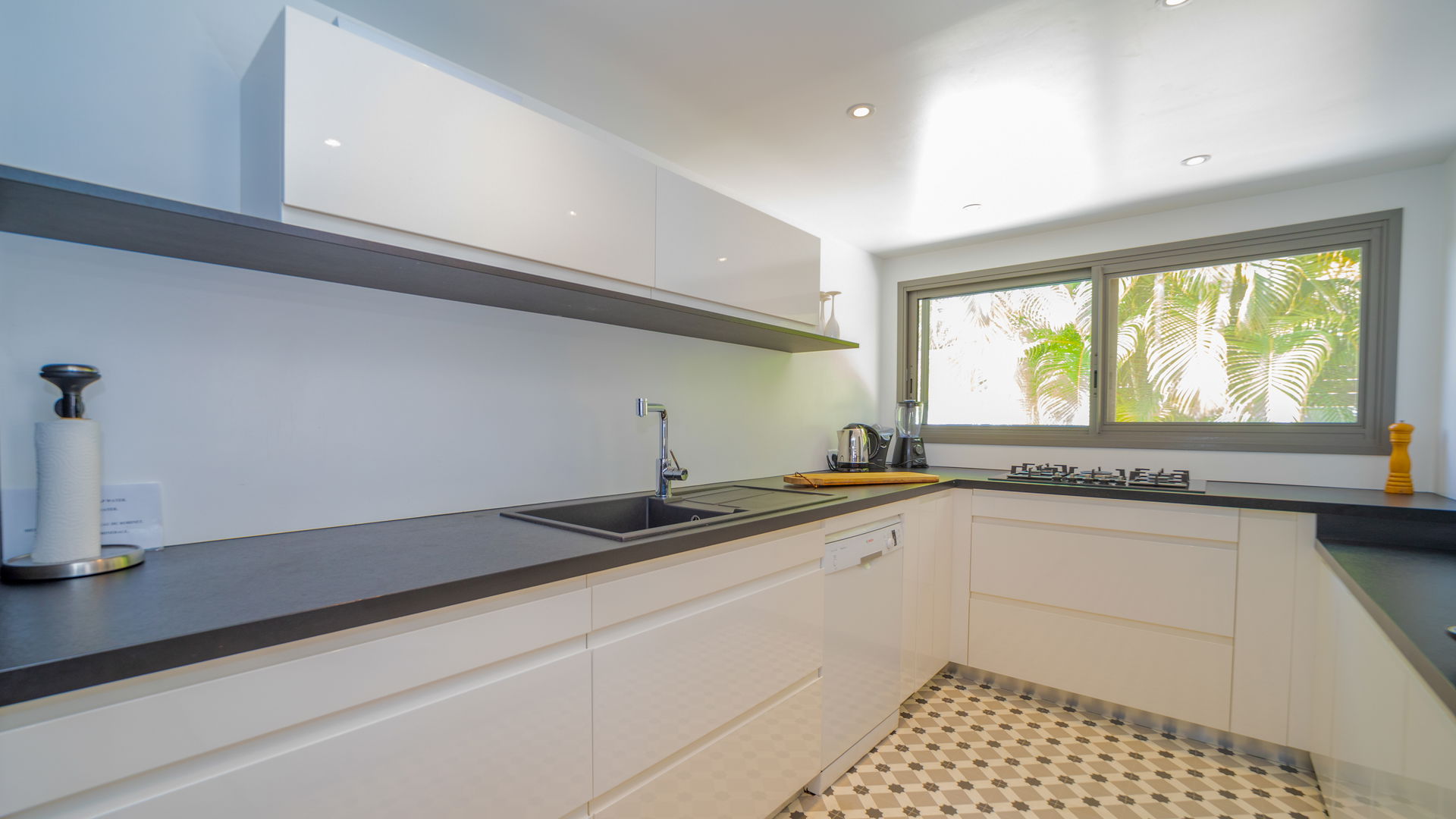 KITCHEN & DINING AREA