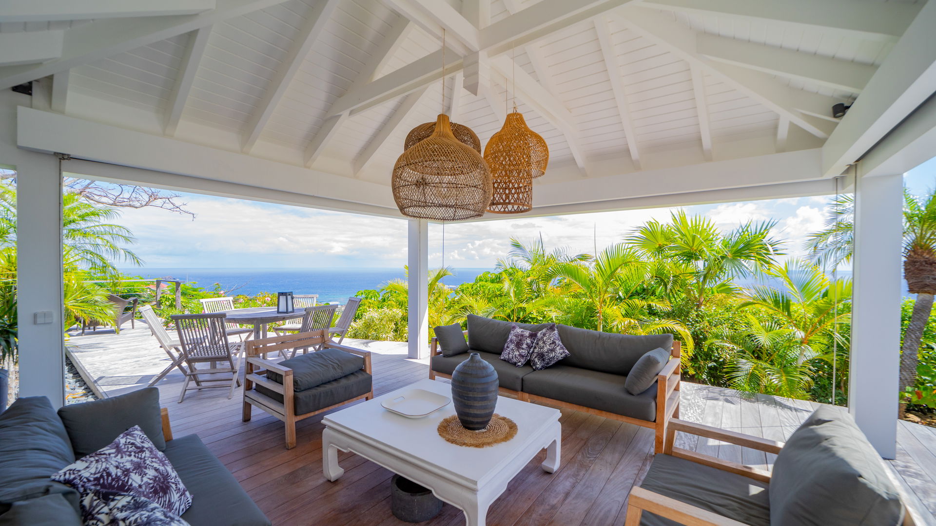 OUTDOOR LOUNGE AREA