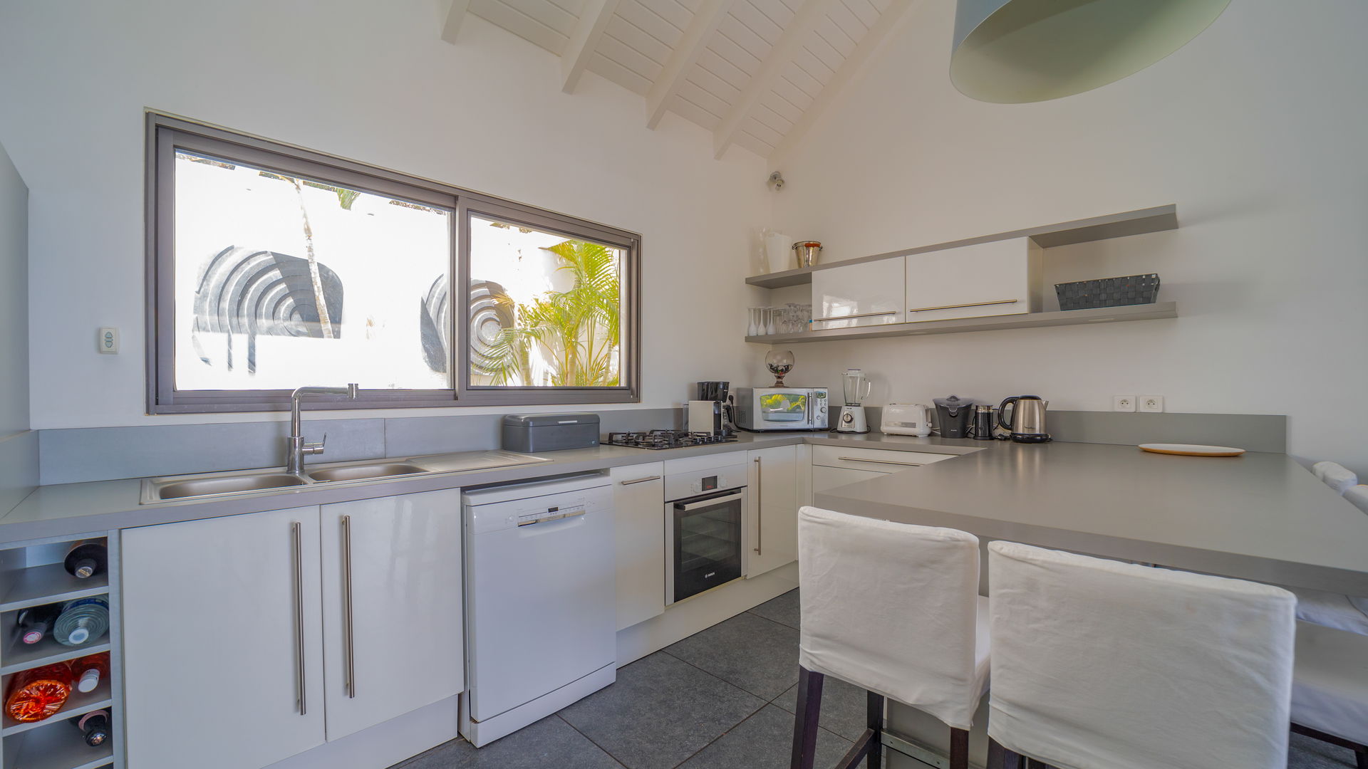 KITCHEN & DINING AREA