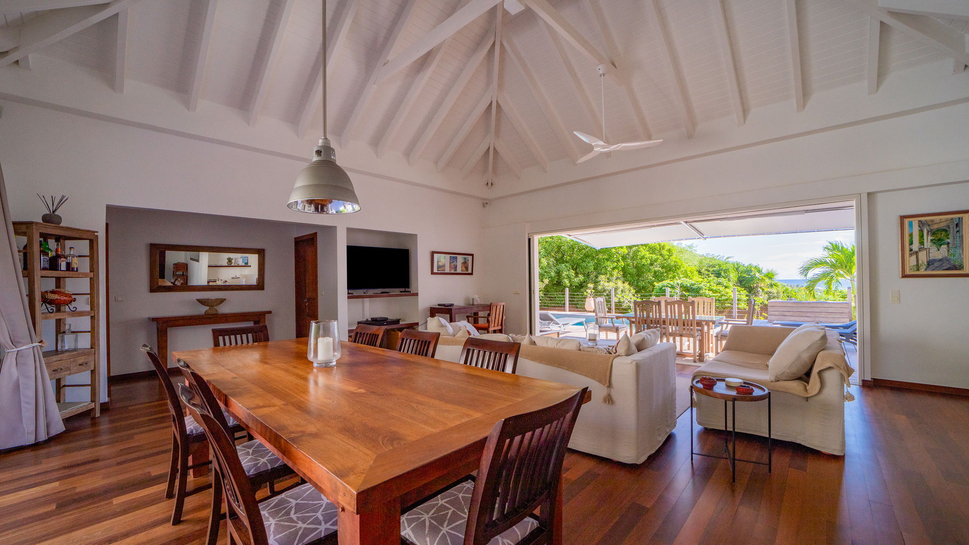 KITCHEN & DINING AREA