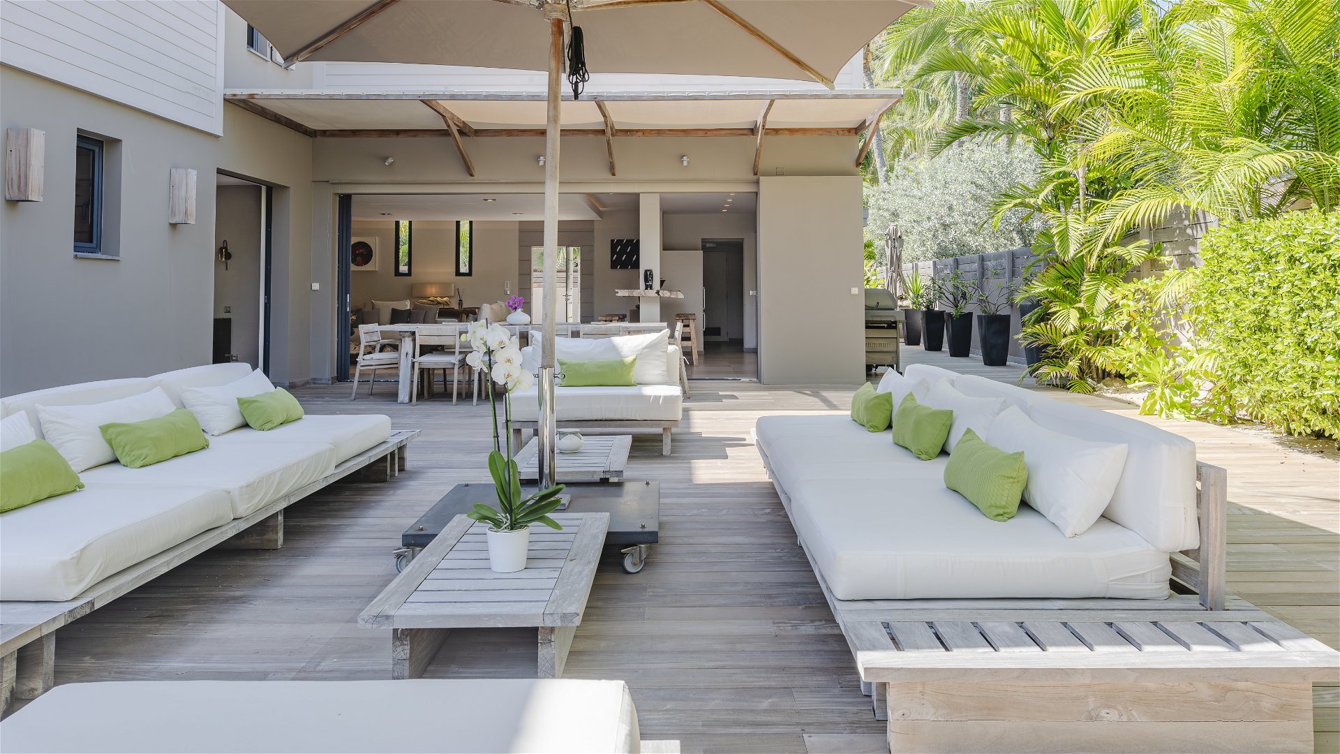 OUTDOOR LOUNGE AREA